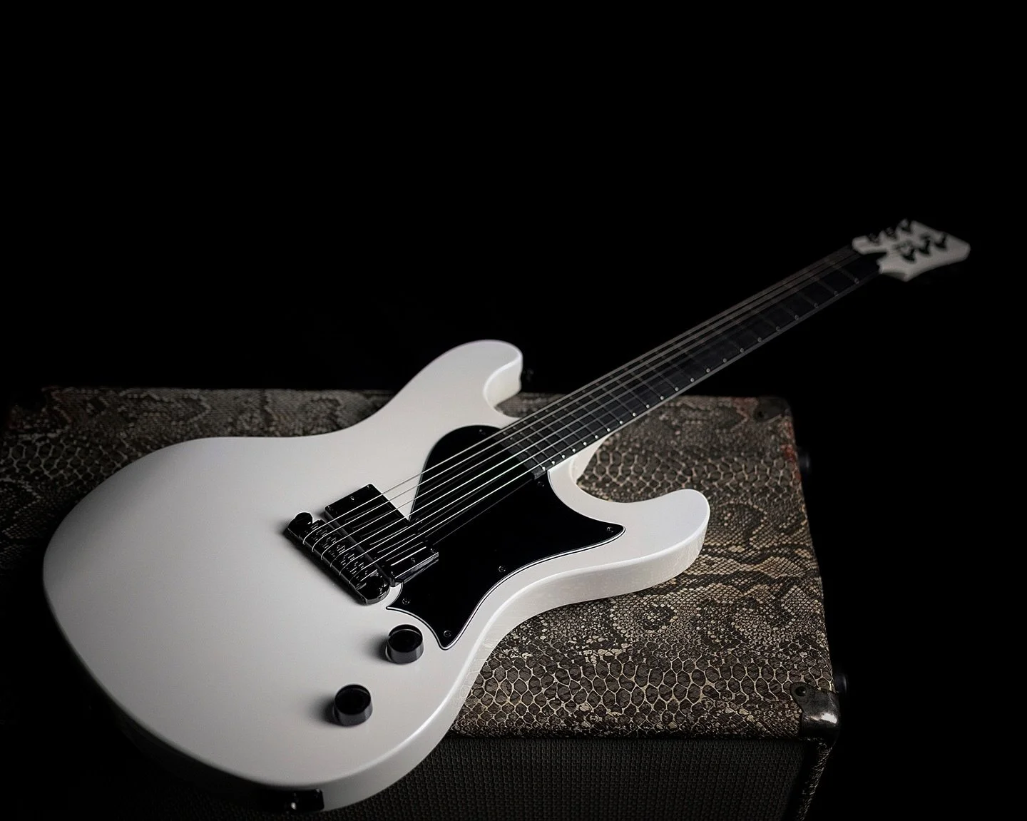 Pearl white 77-X featuring a single flamethrower &ldquo;Cthulhu&rdquo; humbucker from @sonicpickups , a lethal combo.