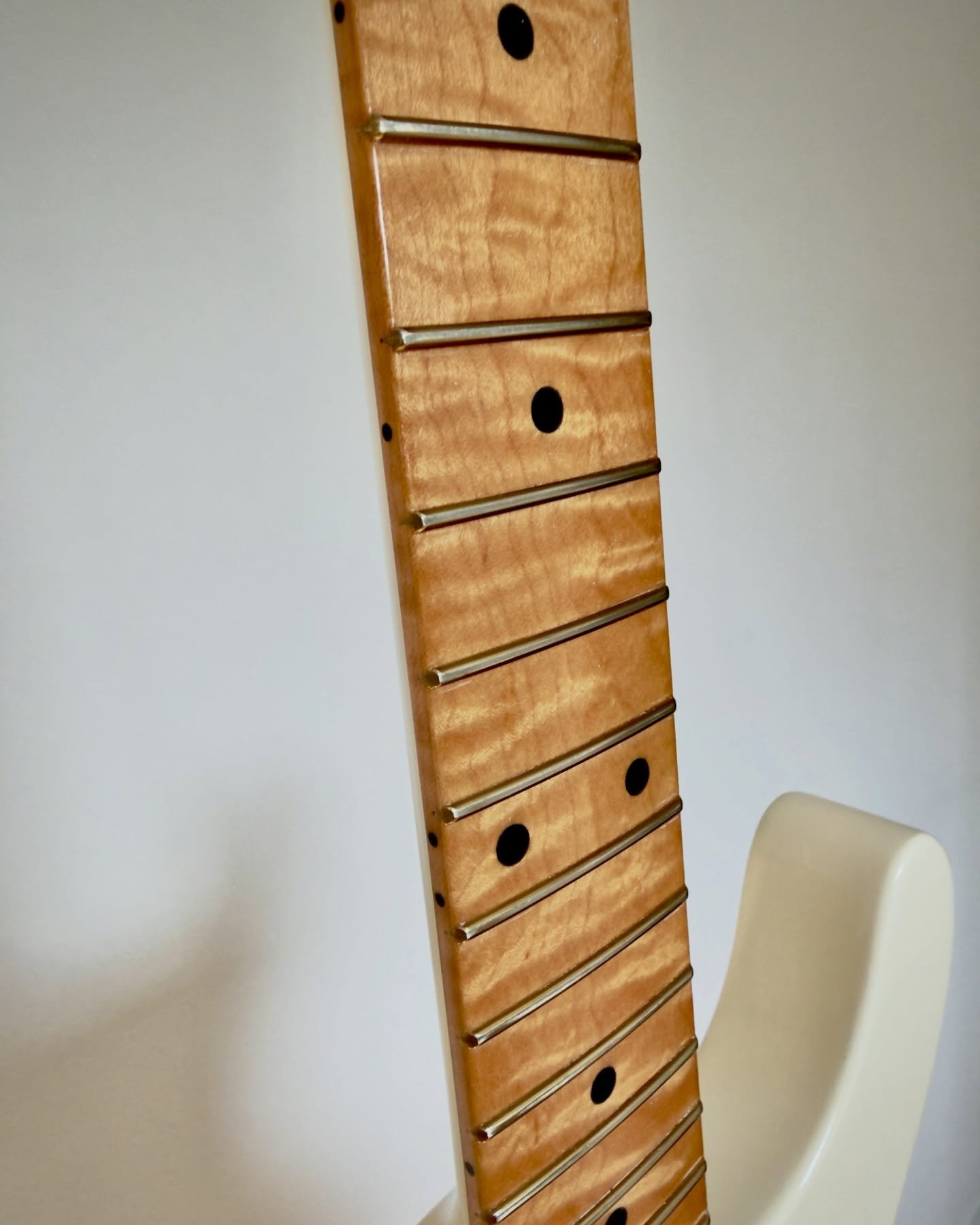 Coming up..
Flamey maple fretboard and ultralight mahogany.