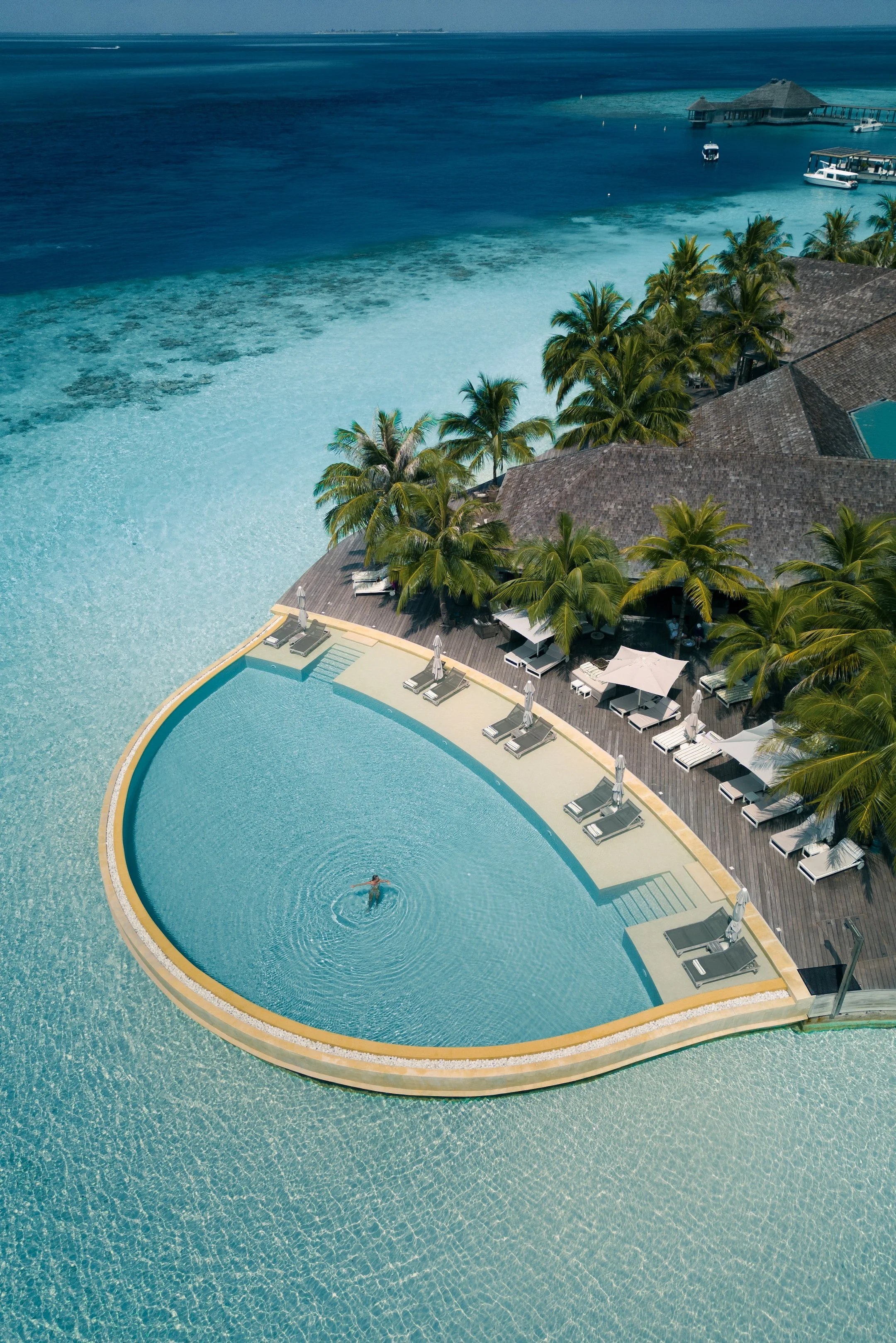 HurawalhiInfinityPool_1.jpg