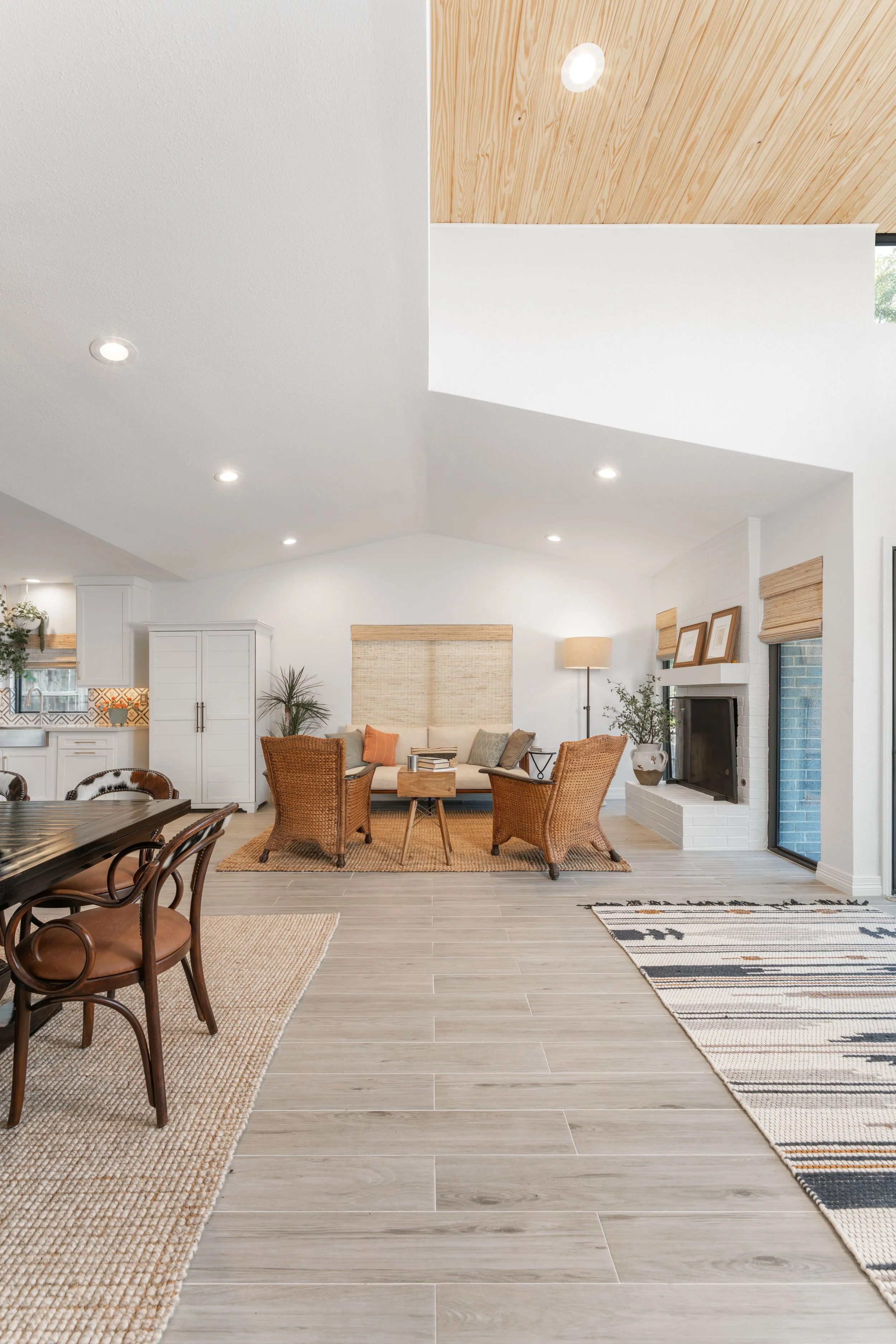 AXP00089-Living Room-Clng Profile.jpg