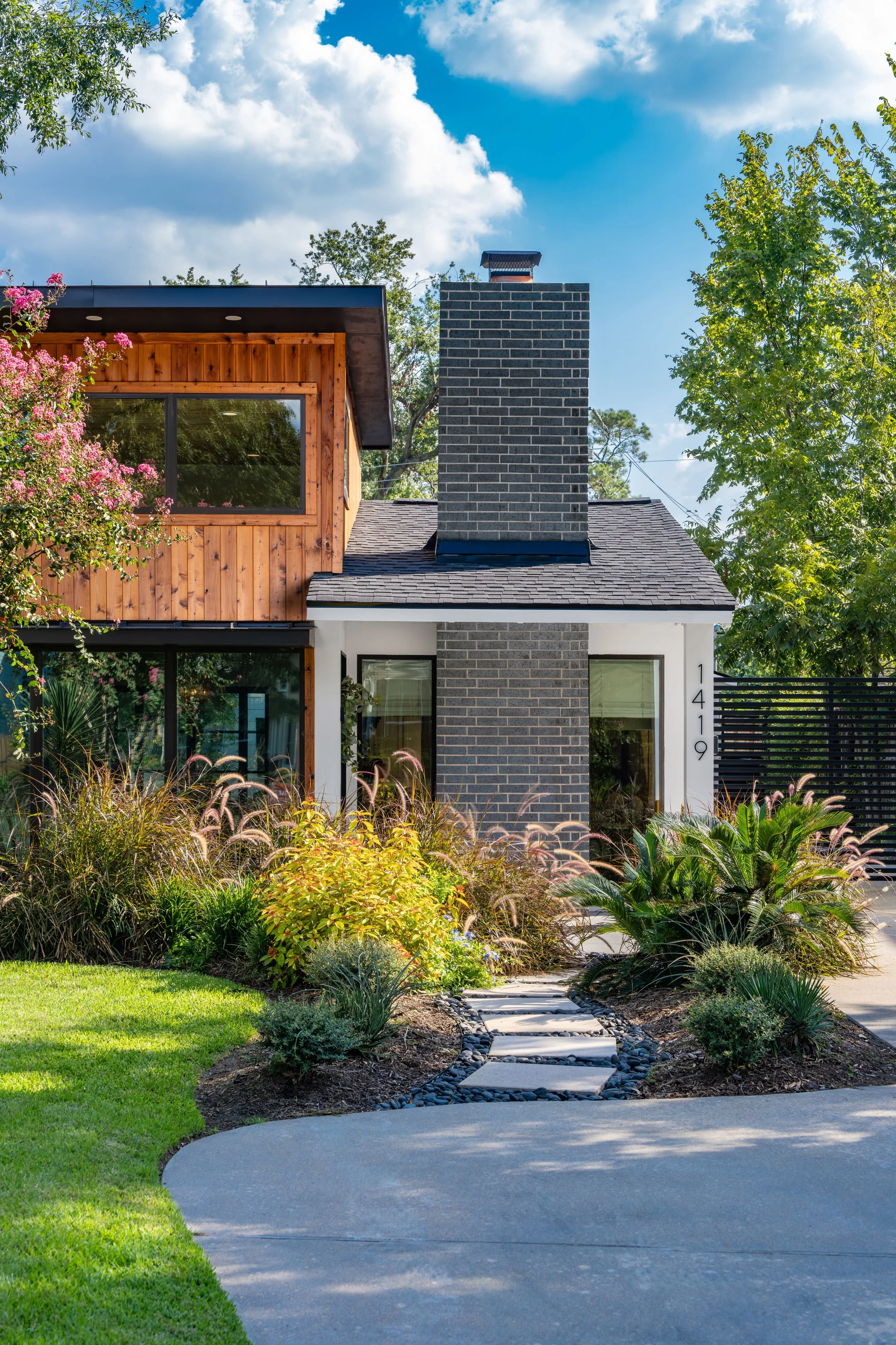 AXP000018-Exterior Front-Entry Pathway.jpg