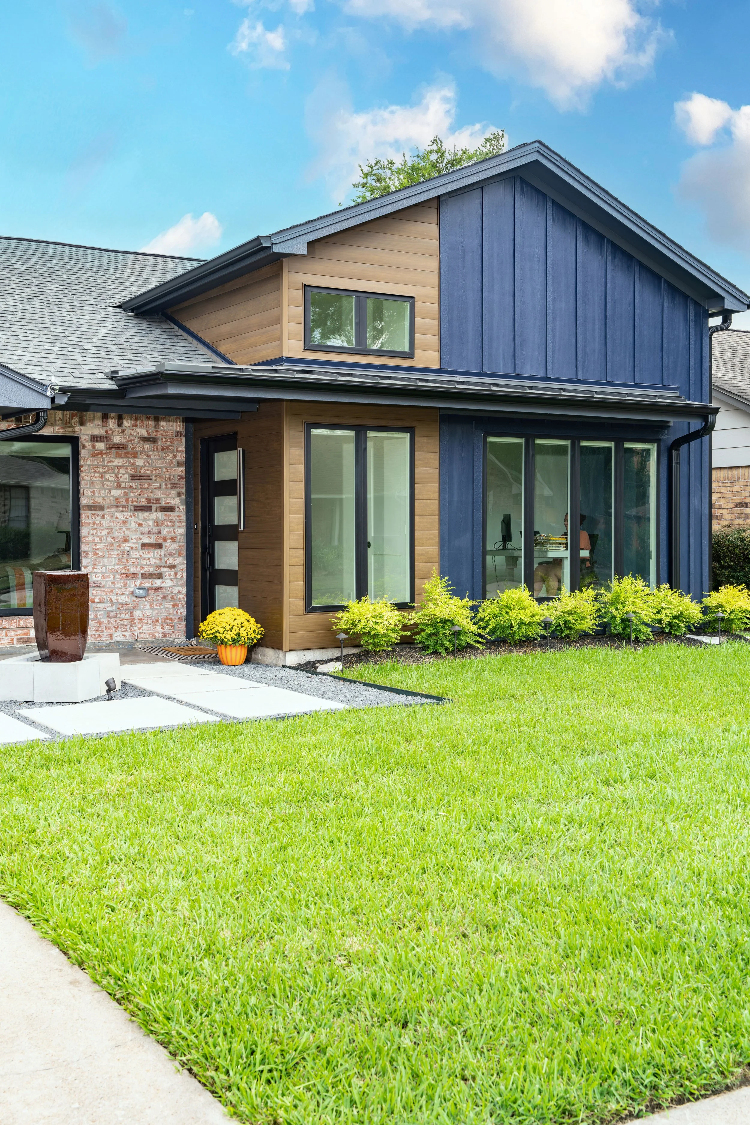 AXP01493-Ext-Driveway Approach.jpg