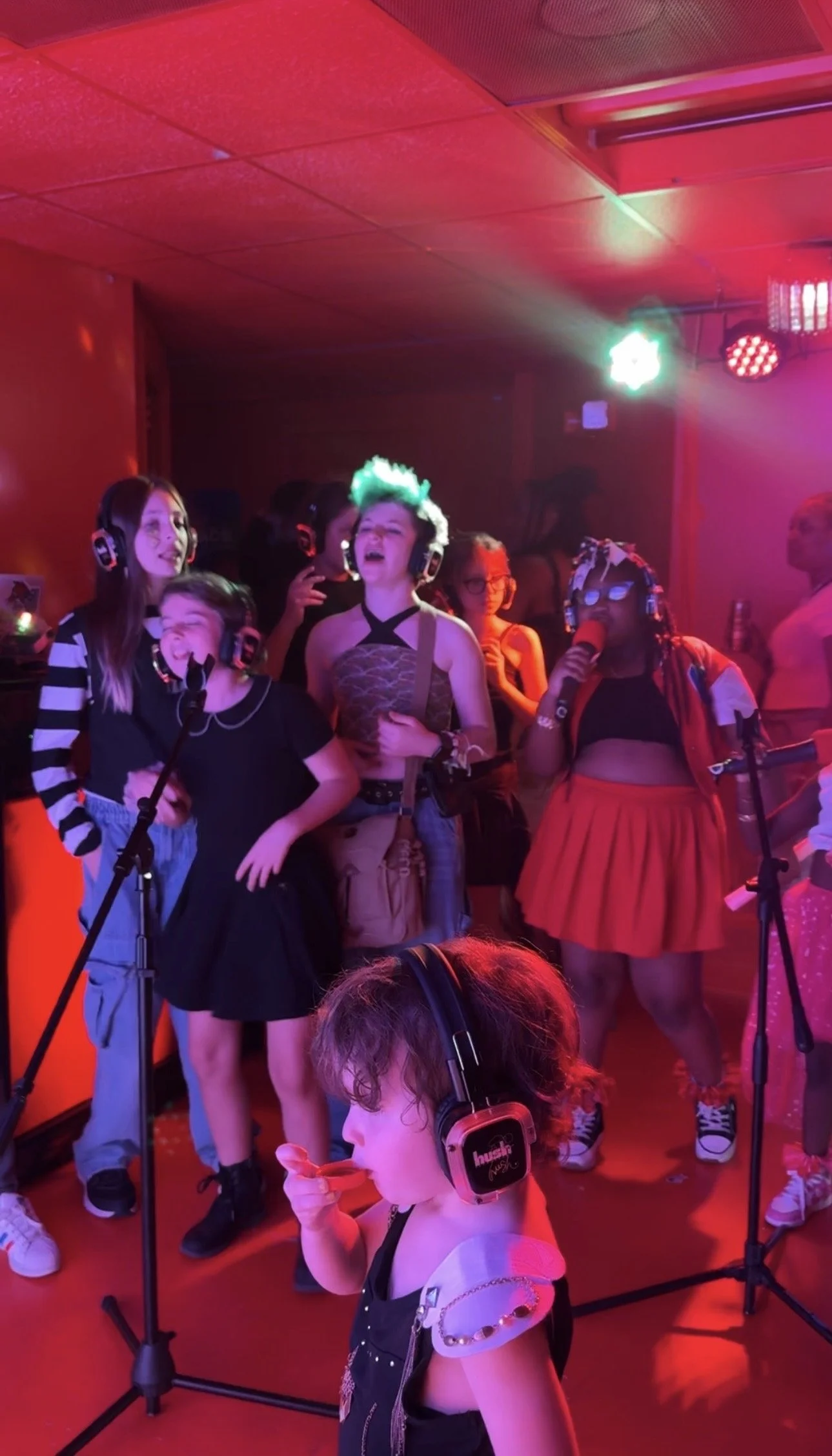 🧑‍🧑‍🧒‍🧒 Silent Kid Rave 🎧