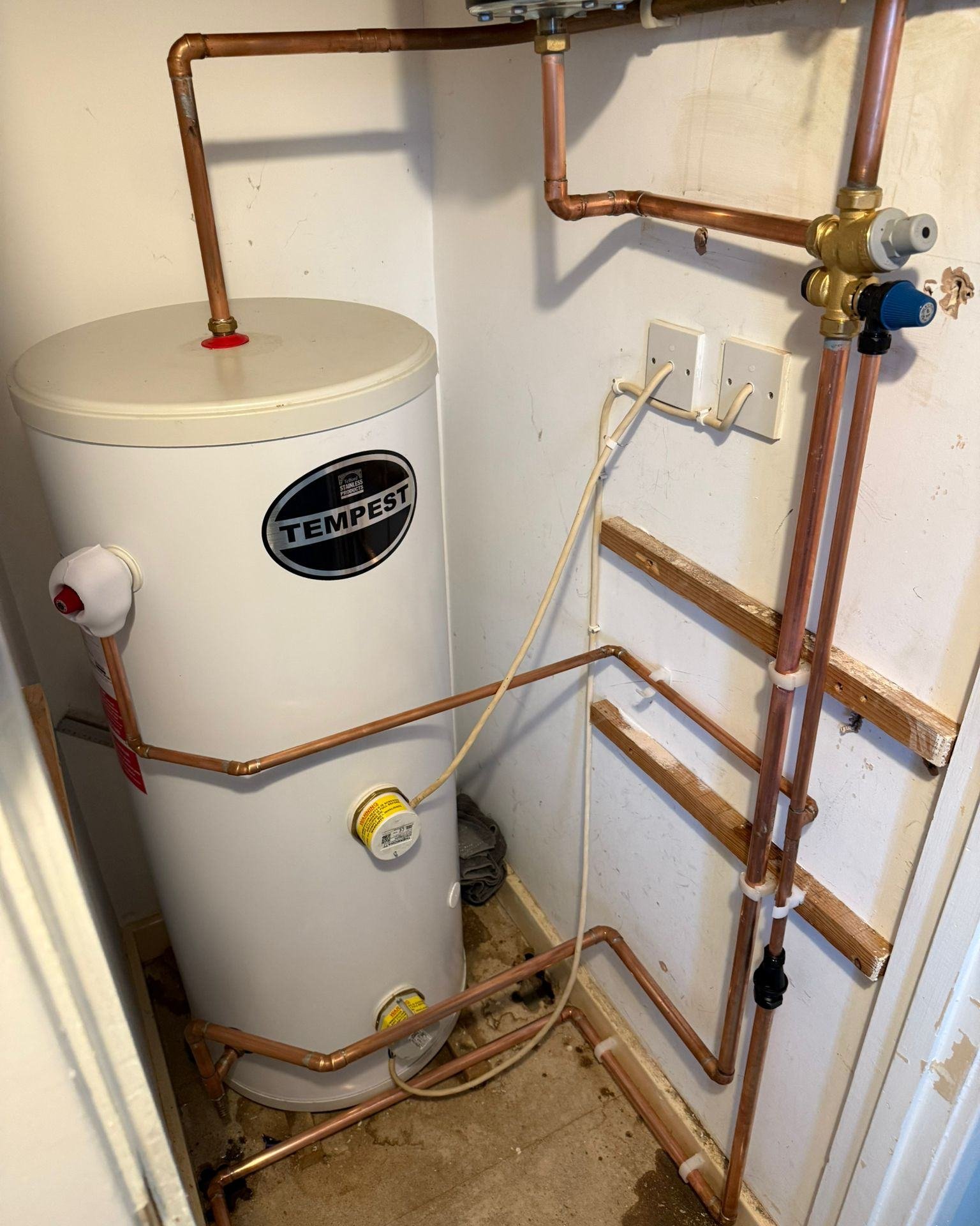 Full System Conversion Complete! 🚨

Today, we tackled a property where the customer was fed up with poor water pressure. The solution? A full system conversion! 

We linked all the pipework to the main supply and swapped out the vented cylinder for 