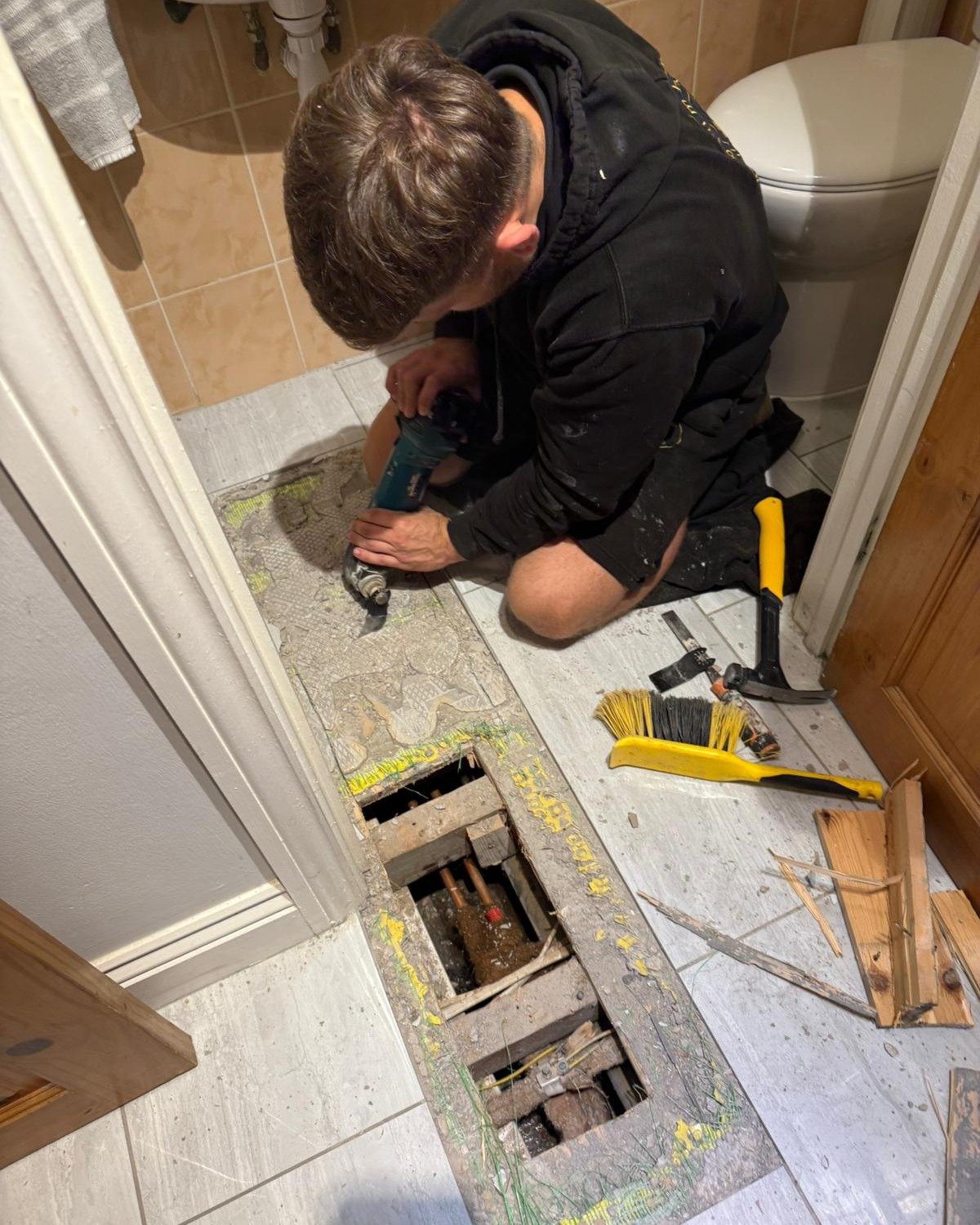 Job Complete! Hidden Leak Located &amp; Repaired 💧

Today, we attended a property where the customer received a letter from Thames Water about a hidden leak. Using our high-tech listening devices, we pinpointed the leak under the tiles, excavated, a