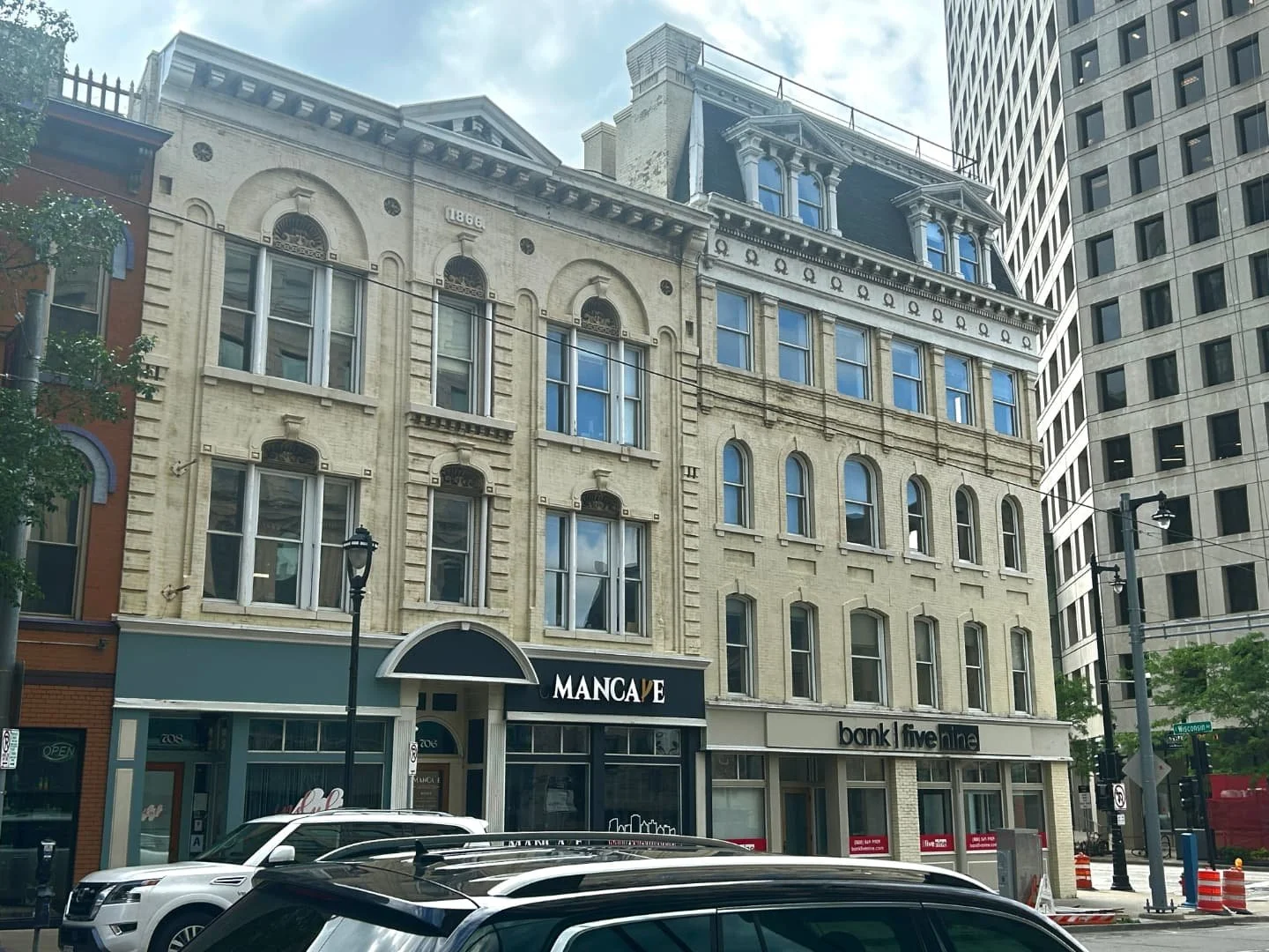 Same corner, different eras. 🕰️ 

Built in 1866, the Curry-Pierce Building has watched Milwaukee evolve for over 150 years.
Its largely unchanged fa&ccedil;ade remains a quiet yet powerful symbol of resilience and timeless design. 

With Italianate 