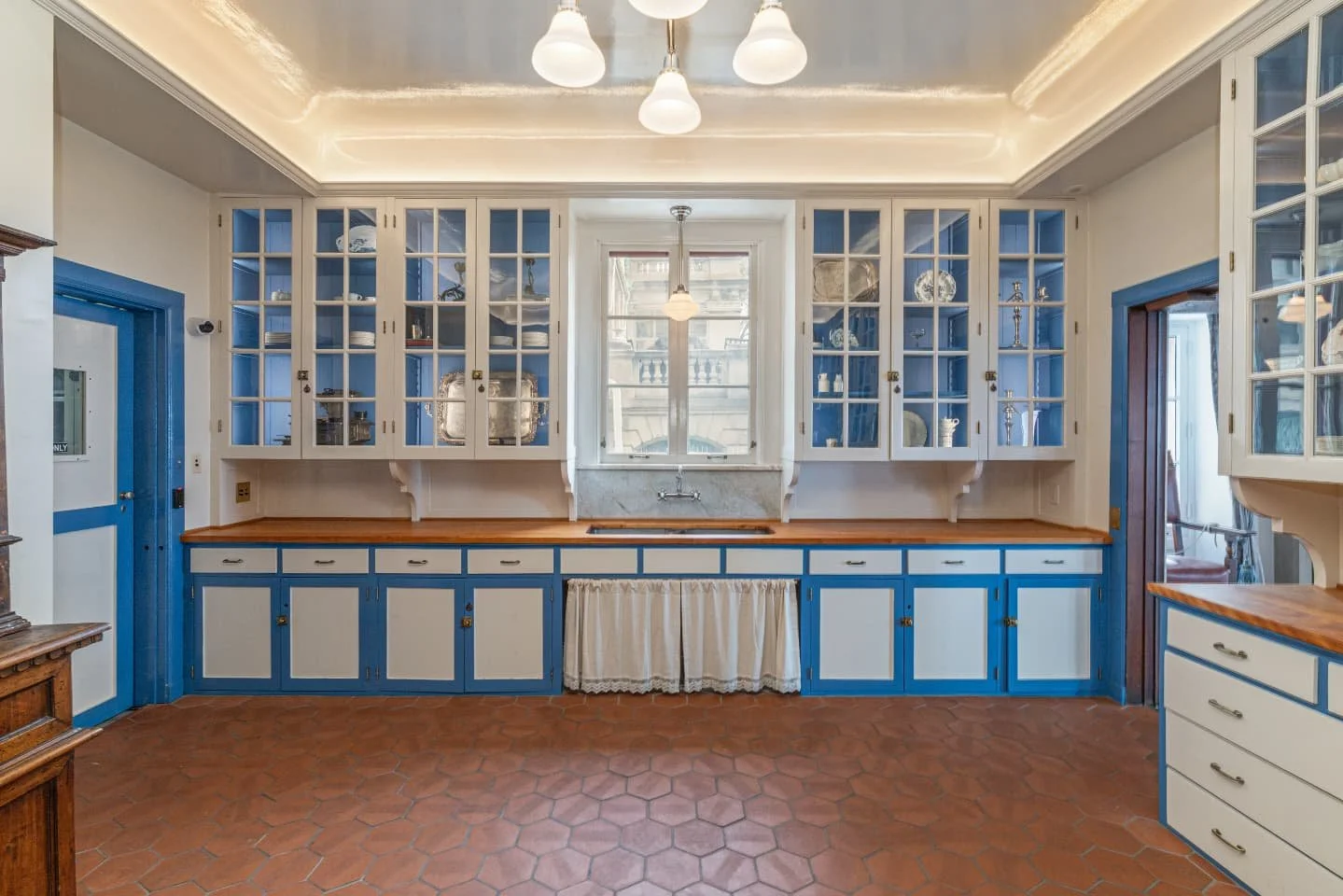 Just LOOK at this transformation 😍

Built in 1924, the Cook&rsquo;s Kitchen at @villaterracemuseum was originally a working kitchen tucked away in this beautiful Italian Renaissance-style home overlooking Lake Michigan.

Now it&rsquo;s been restored