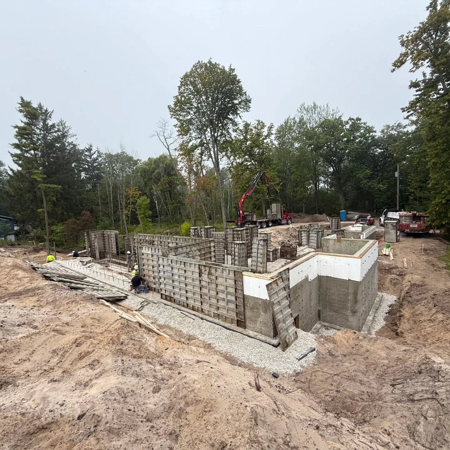 In just five days, the foundation for this Lake Michigan dream home was complete. ⏱️🏗 

Huge thanks to Mullikin Construction for making it happen! 👏 

#LakeMichiganLiving #DreamHomeBuild #KCBArchitects #MilwaukeeArchitecture #DesignWithPurpose