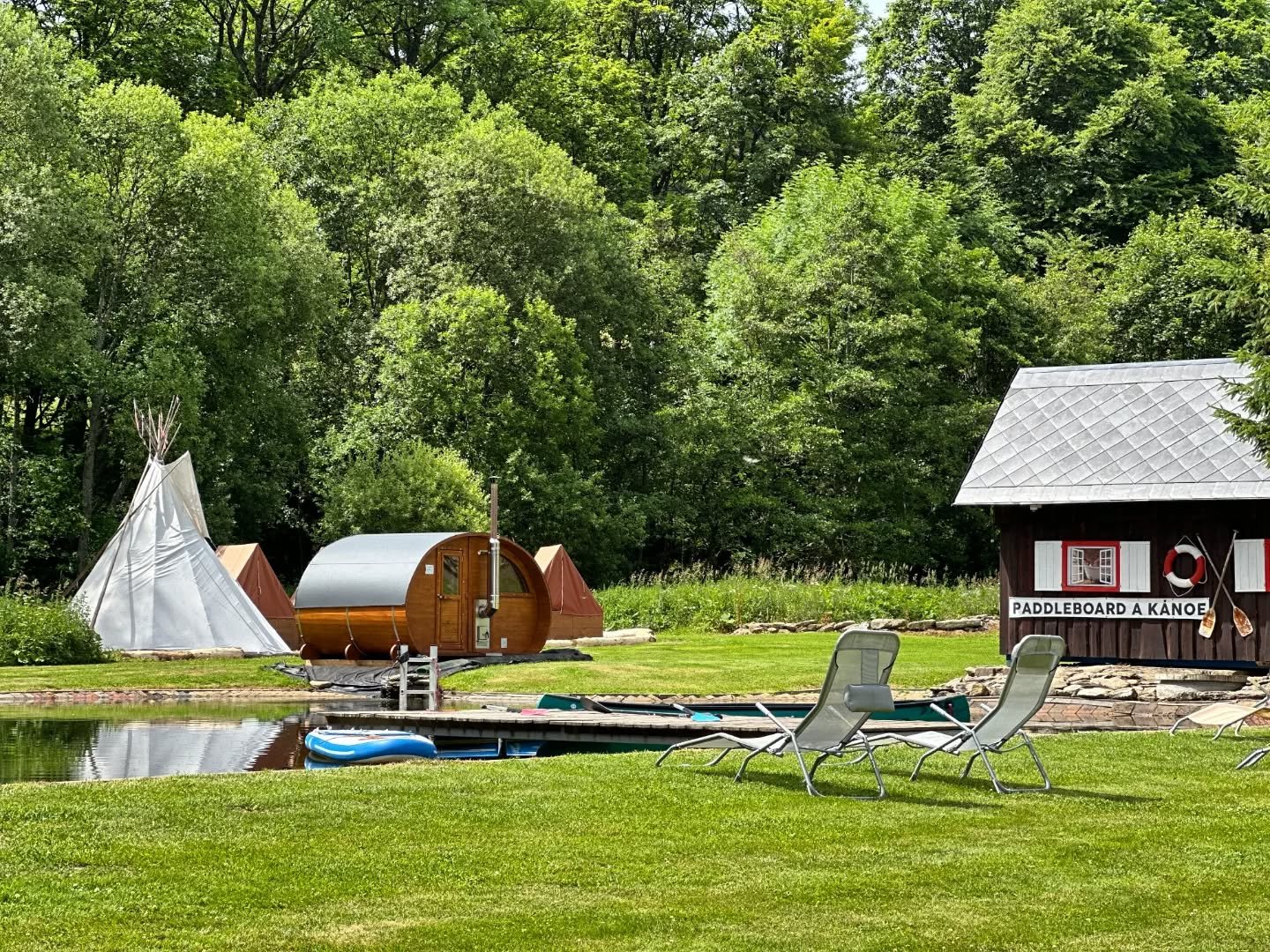 Paddleboardy a k&aacute;noe m&aacute;me taky 🌊 
Přijeďte se k n&aacute;m ut&aacute;bořit a odpočinout si od v&scaron;edn&iacute;ch dnů. 
.
#kdyžjehezkytakjepěkně #arealcernavoda #orlickezahori #kemp #penzion #leto #letovorlickychhorach #orlickehory