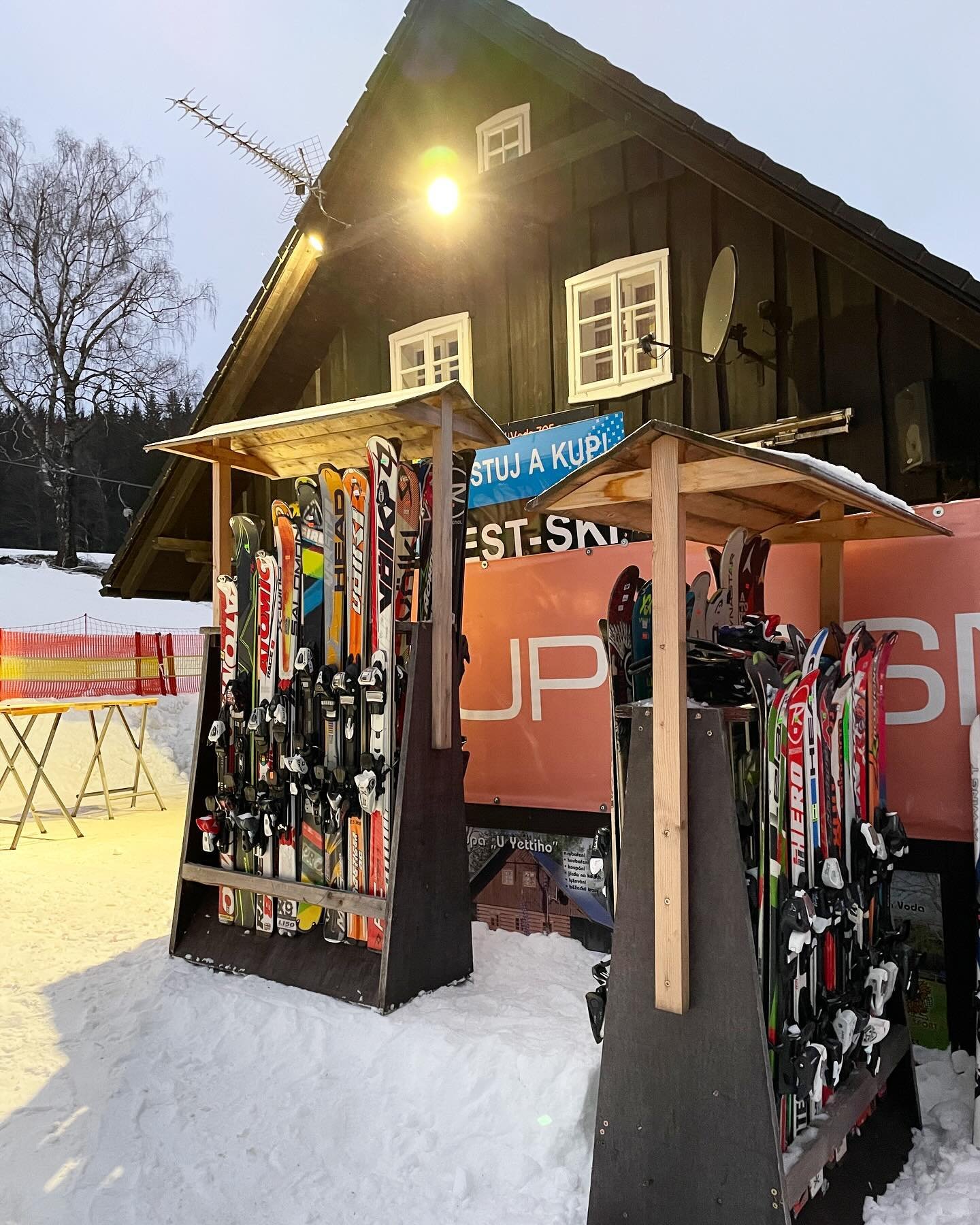 🎿Na svahu Are&aacute;lu Čern&aacute; Voda funguje již několik let služba 𝗧𝗘𝗦𝗧-𝗦𝗞𝗜🎿
➡️➡️.. znamen&aacute; to, že si př&iacute;mo na sjezdovce můžete vypůjčit lyže a když se V&aacute;m zal&iacute;b&iacute;, tak i zakoupit. 
❗️Počas&iacute; n&a