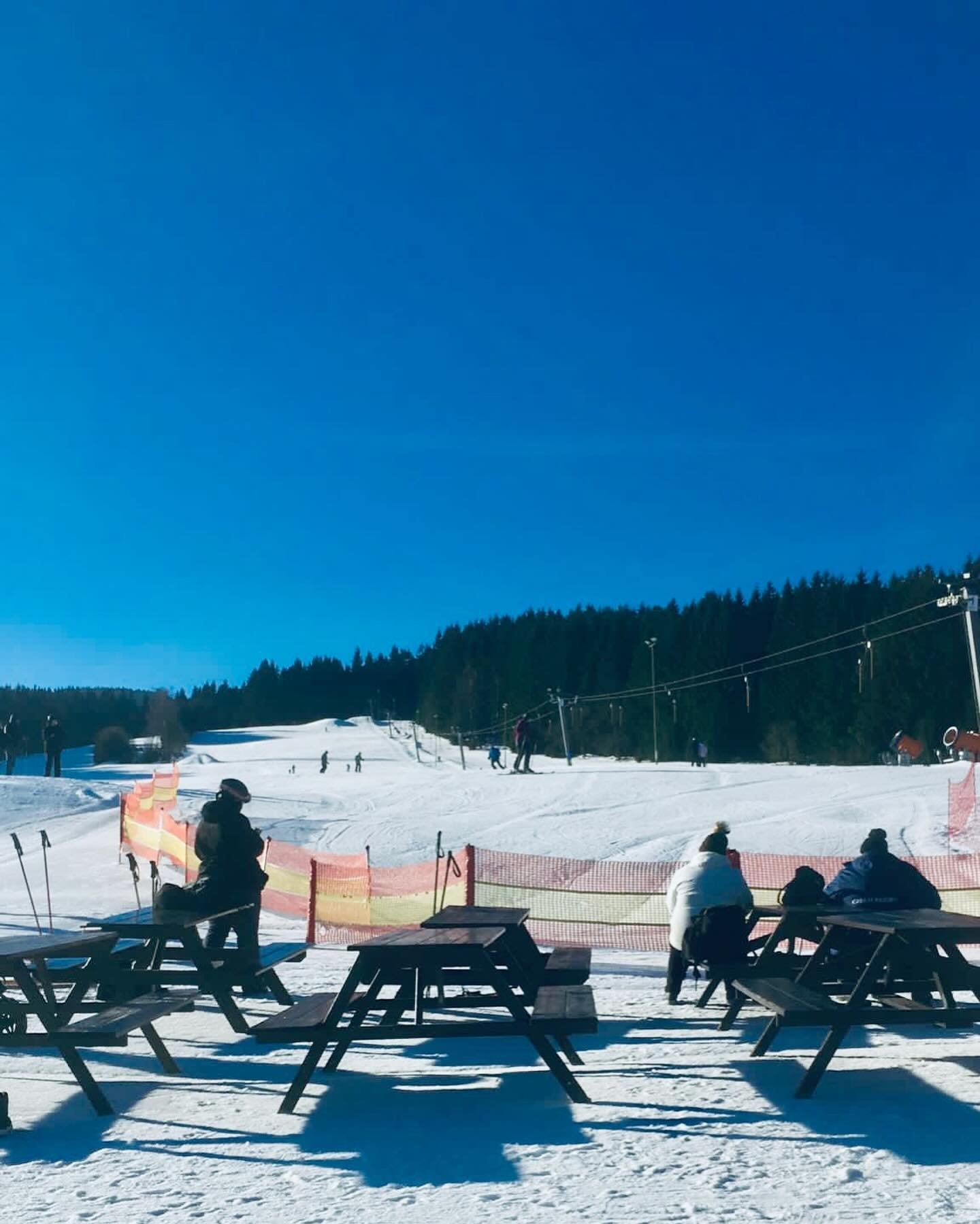 Dnes byl den jako kor&aacute;lek🫶🏻. Při takov&eacute;m počas&iacute; se n&aacute;m hned l&eacute;pe pracuje😋
V ponděl&iacute; nočn&iacute; lyžov&aacute;n&iacute; nen&iacute; a tak na j&iacute;zdu při měs&iacute;čku můžete dorazit z&iacute;tra☺️. J