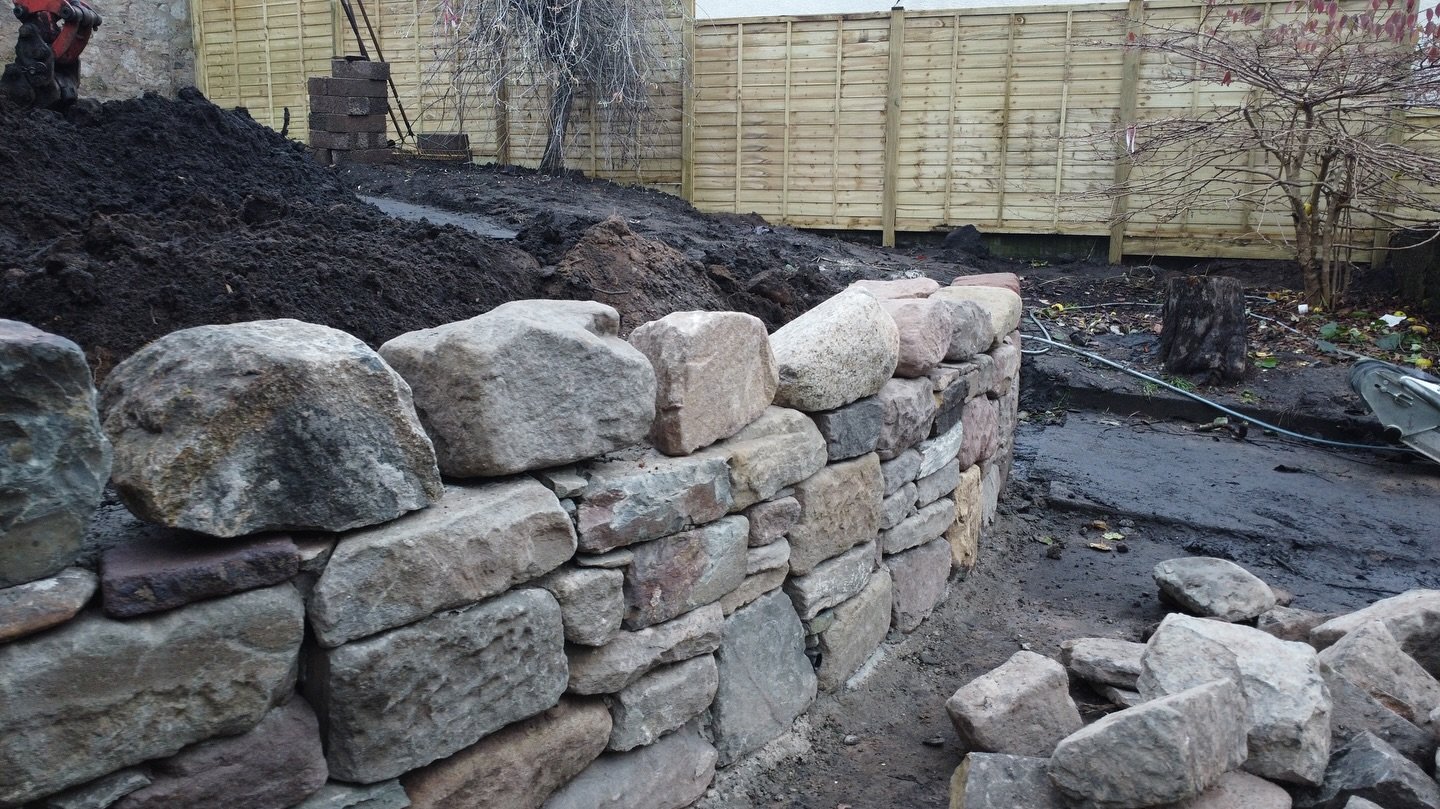 Week 4 on site with the brilliant Joy Grey Garden Designer, and this project is really taking shape.
Despite being a completely landlocked garden &mdash; tight access, steep levels, and every material needing to be lifted in &mdash; we absolutely thr