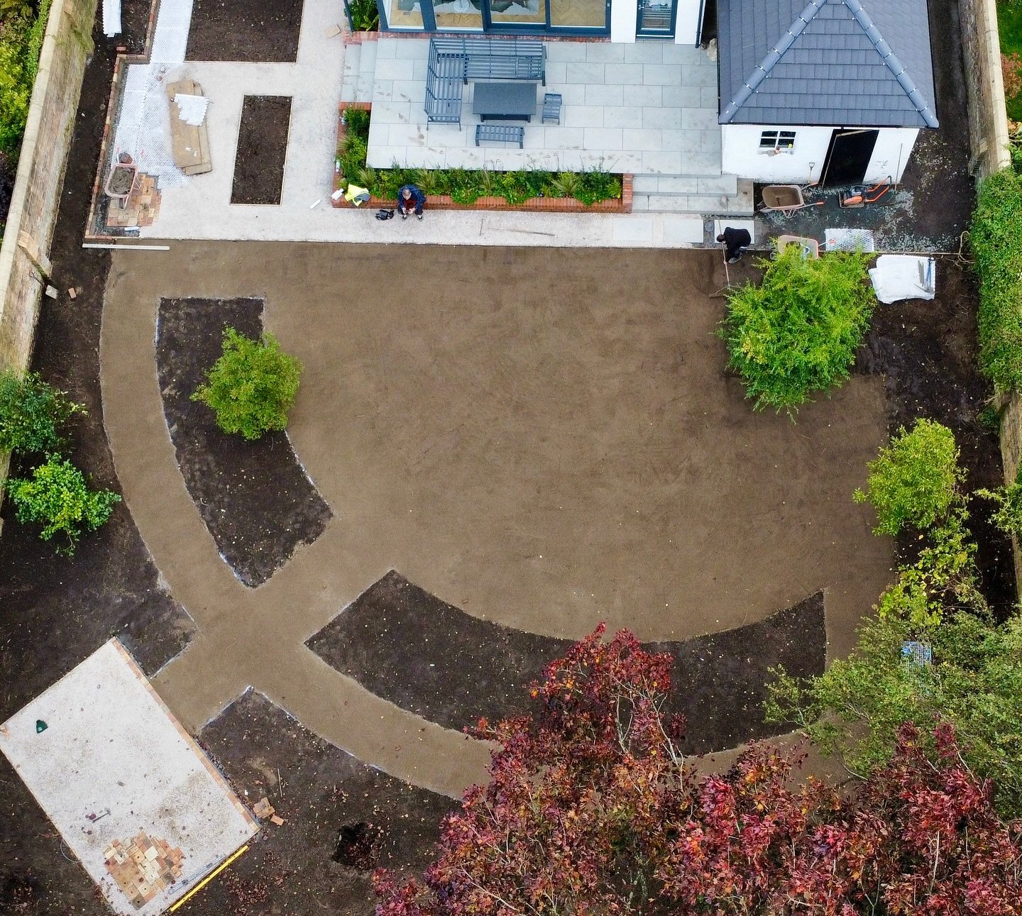 🌿 Ground prep complete in Larbert! 🌿

This garden is really starting to take shape. The team carefully prepared the grounds with screened topsoil, top dressed with sharp sand, before laying down premium turf from Harrowden Turf &ndash; ensuring a h