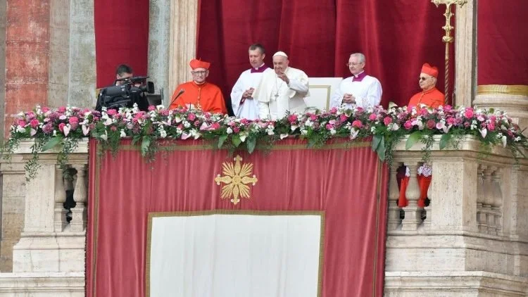 Pope Francis at Easter Urbi et Orbi: Christ is risen! All begins anew!