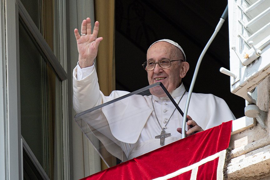 Pope at Angelus: Show how beautiful it is to love the Lord