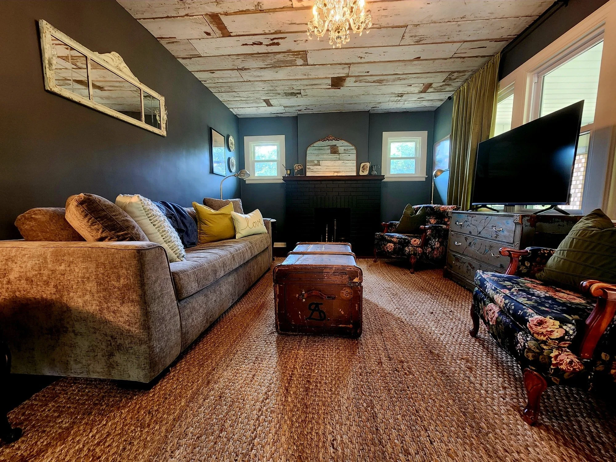 Slip away for a weekend made just for two. Our farmhouse living room sets the tone with soft light, vintage touches, and a cozy fireplace&mdash;perfect for curling up together after a night out. ✨

Just minutes away, you&rsquo;ll find the local casin