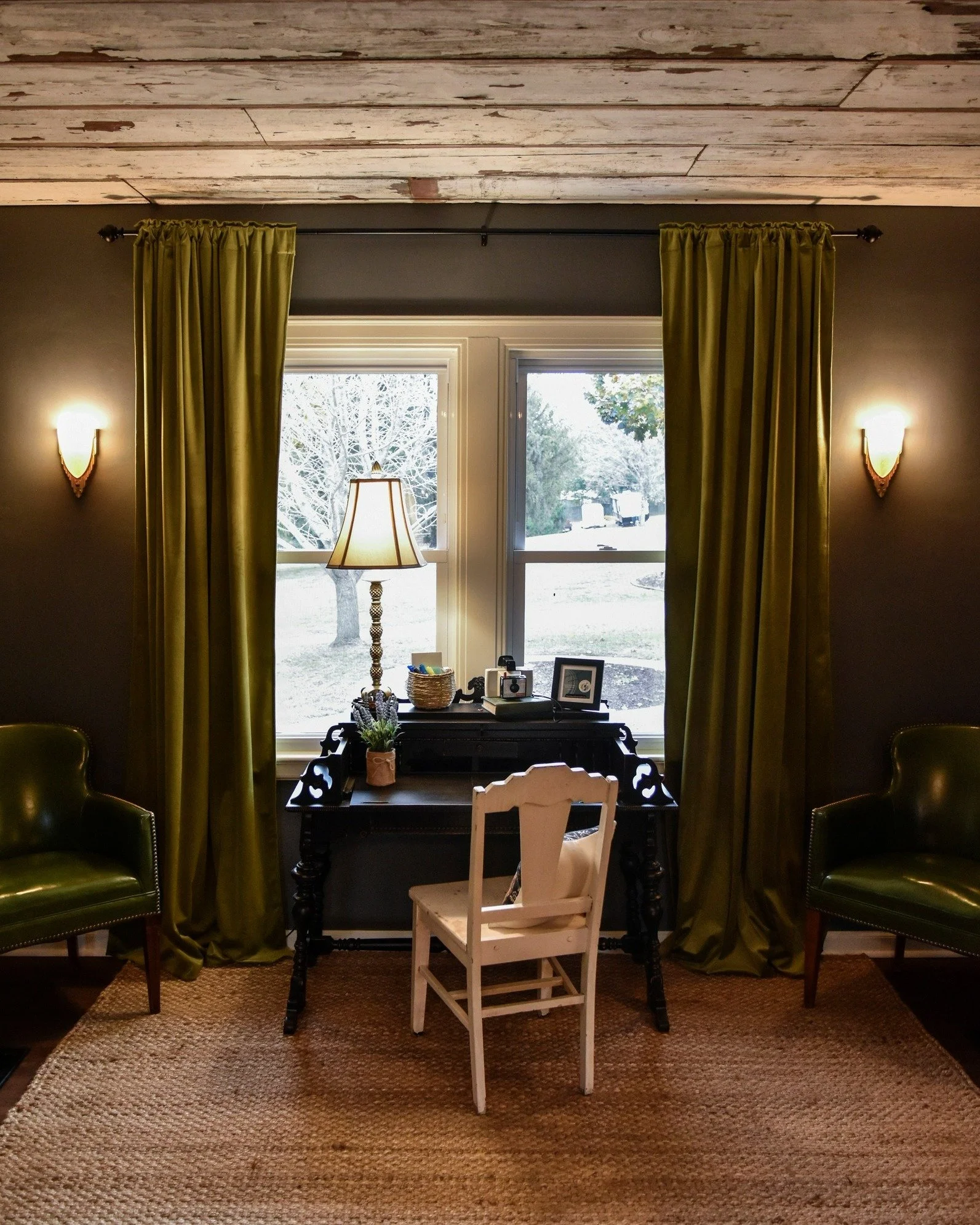 Work travel often means squeezing real work into spaces that don&rsquo;t quite support it.

Early mornings on a laptop at a too-small desk.
Calls taken wherever the signal is strongest.
Long days followed by even longer nights of trying to catch up.
