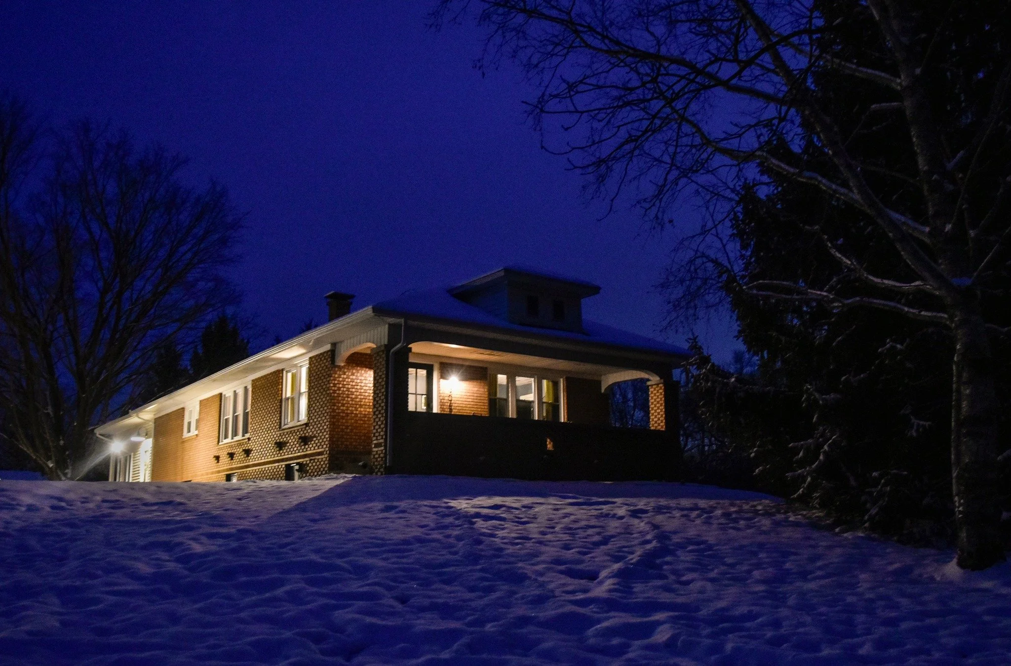 By Friday evening, the farmhouse settles back into its rhythm.

The lights are on.

The rooms are quiet.

Bags are set down, and the week loosens its grip as the evening unfolds.

There&rsquo;s comfort in arriving somewhere that doesn&rsquo;t ask you