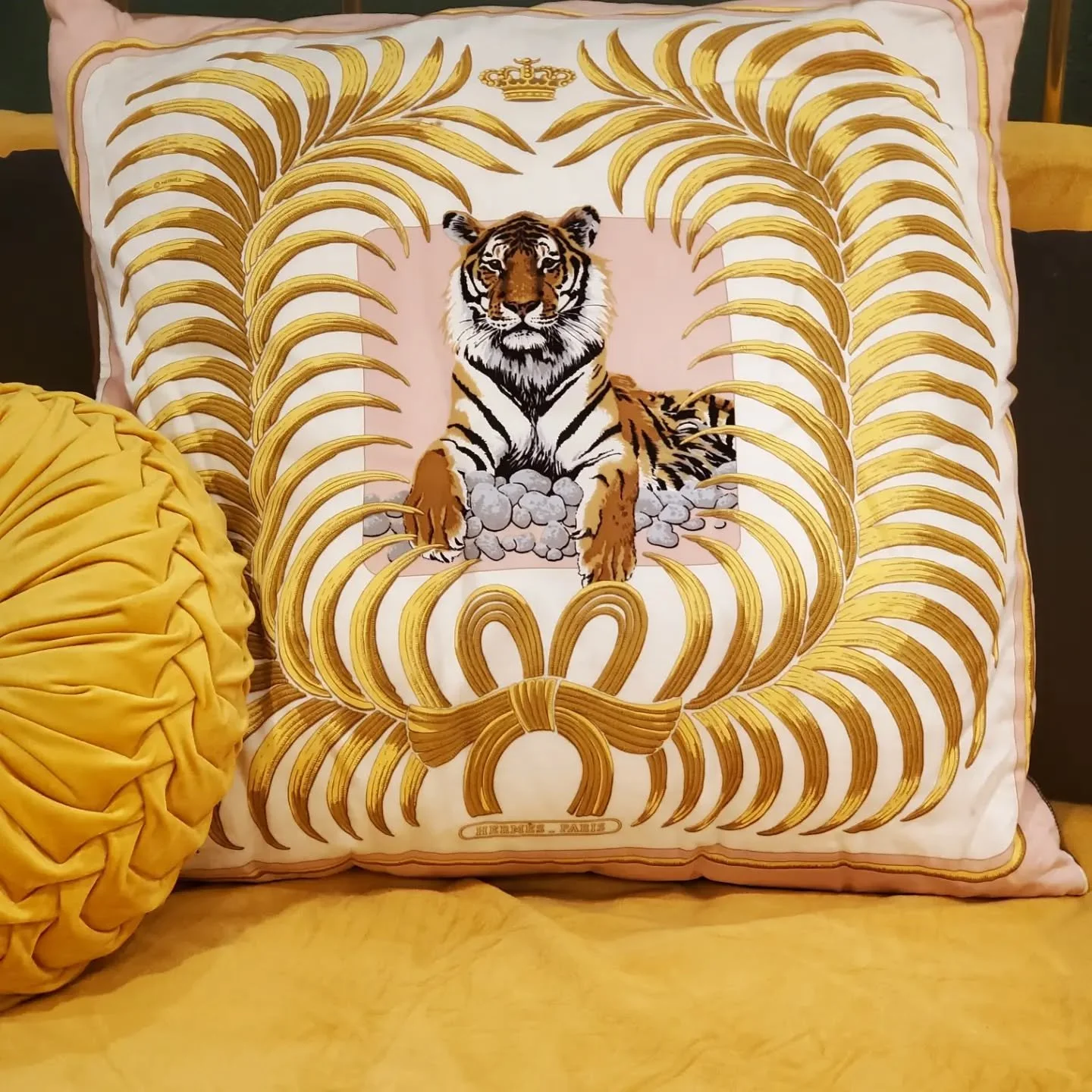 Vtg Hermes 🦁
🌟  Rhiannon Antiques 🌟 
1526 S Vista Ave Boise 
Open Wed-Sat 10-5pm 
Sun 10-4pm