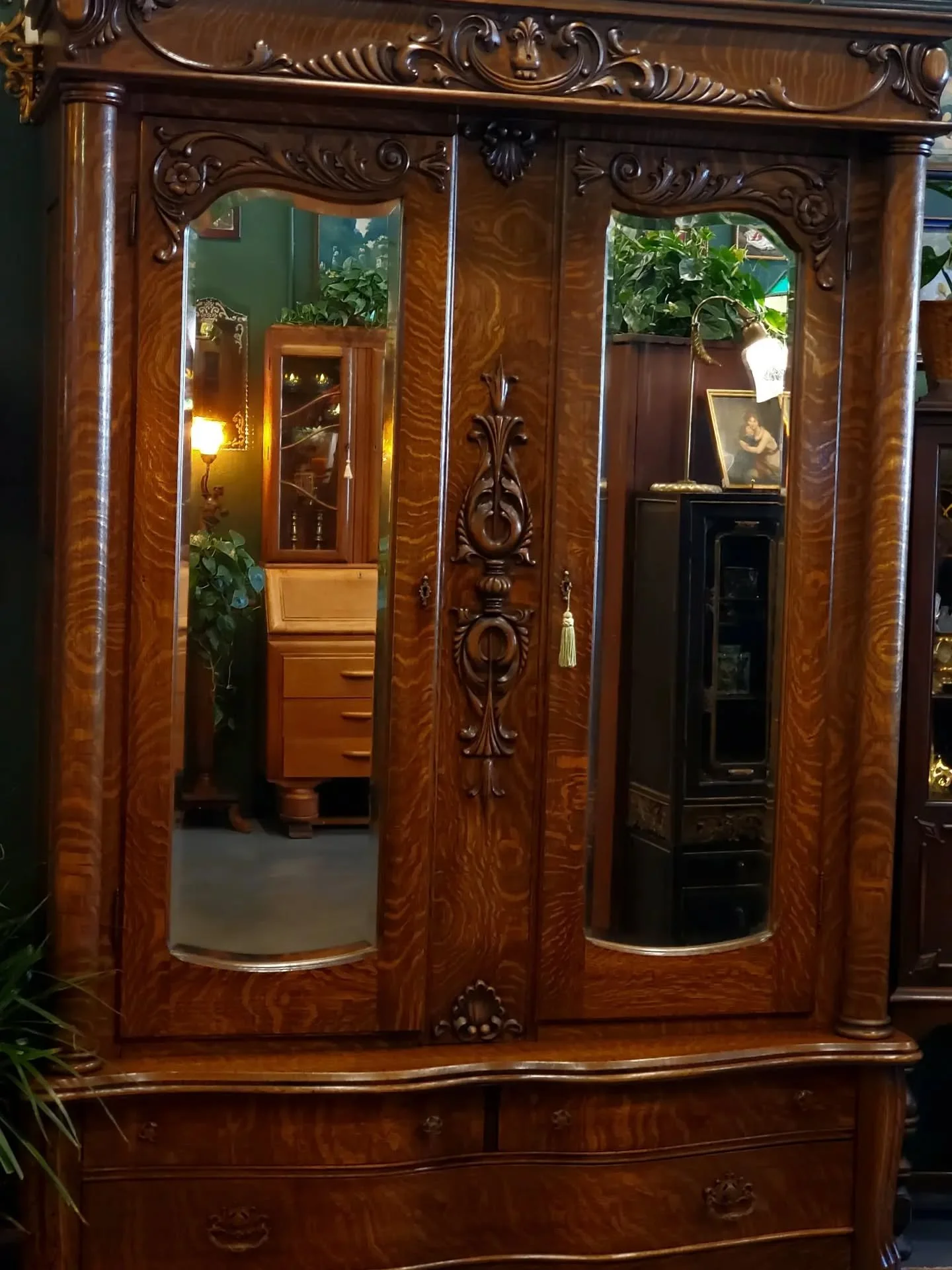 🪞 Rhiannon Antiques 
1526 S Vista Ave Boise 
Open Wed-Sat 10-5pm 
Sun 10-4pm
