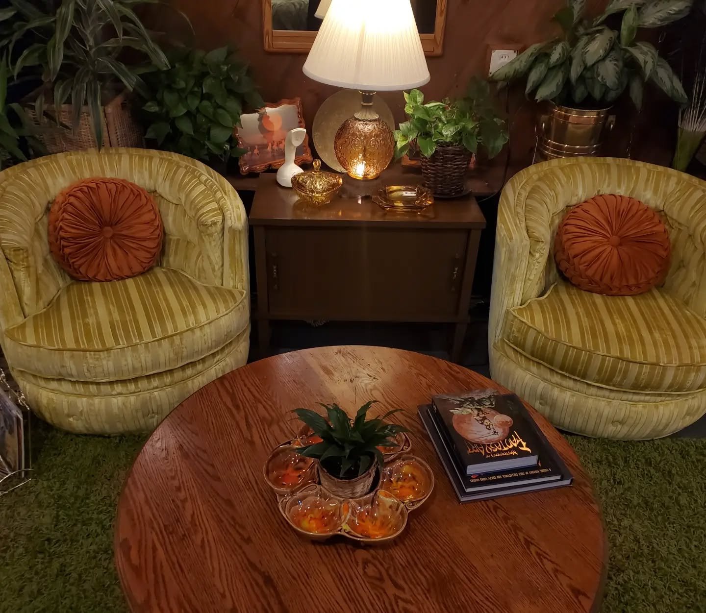 Rhiannon Antiques 
1526 S Vista Ave Boise 
Open Wed-Sat 10-5pm 
Sun 10-4pm 

#boise #Vintage #Antiques #rhiannonantiques #70saesthetic