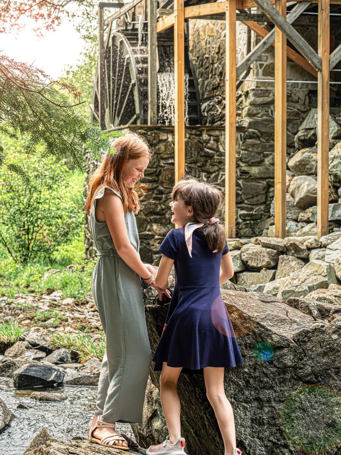 ✨Un doux moment rempli de rires, de câlins et de complicité, pendant lequel j’ai eu la chance de me faufiler pour en garder de précieux souvenirs. 🌿 Merci à la merveilleuse famille de Jacynthe et Martial. 🧡