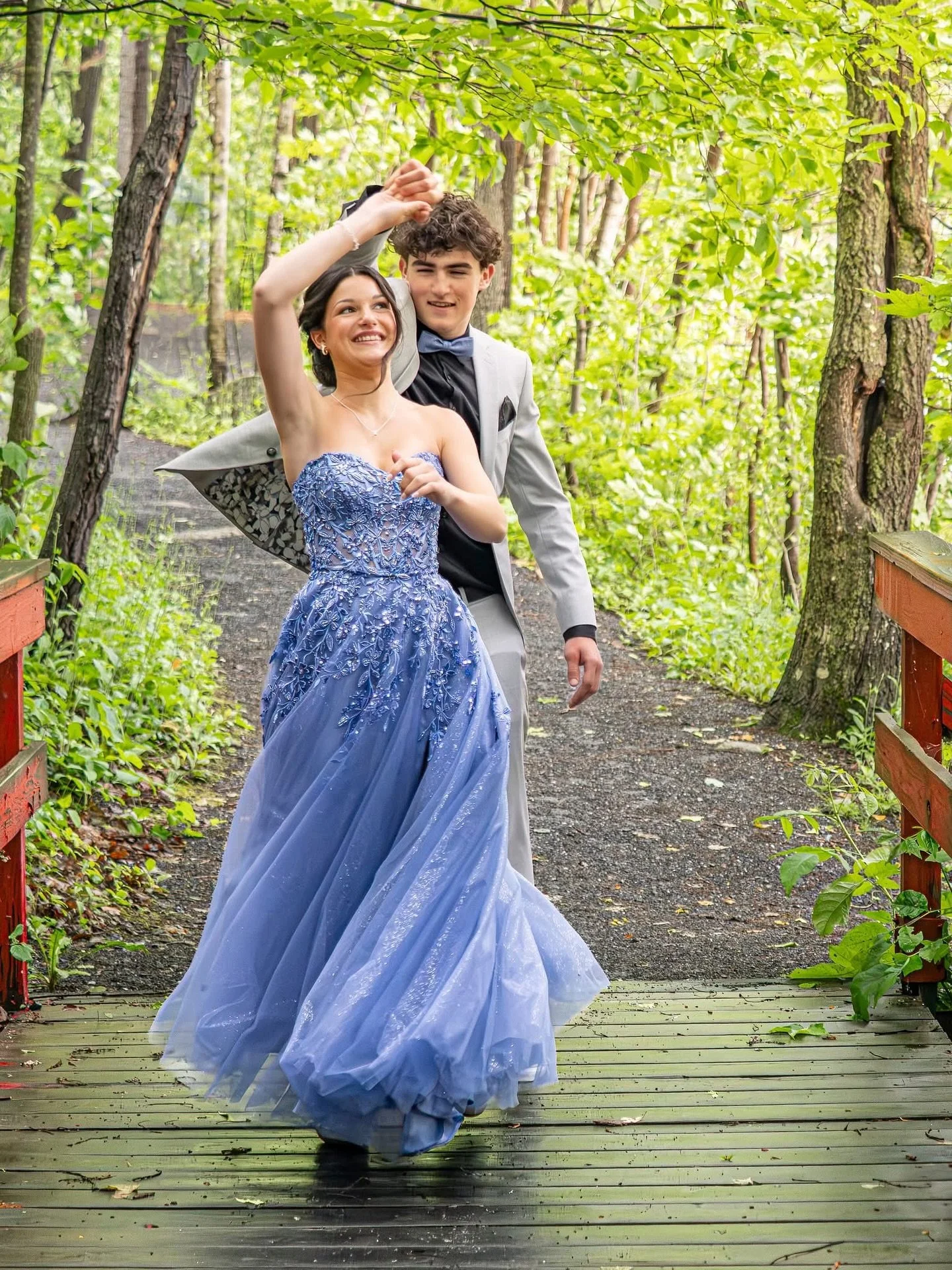 Le bal de la belle Justine! 🎓💫
Accompagnée de Ben, lui aussi finissant, et entourée de sa famille, elle rayonnait de bonheur. 🌸
Une séance remplie de rires, d’émotion et d’amour, dans la simplicité.