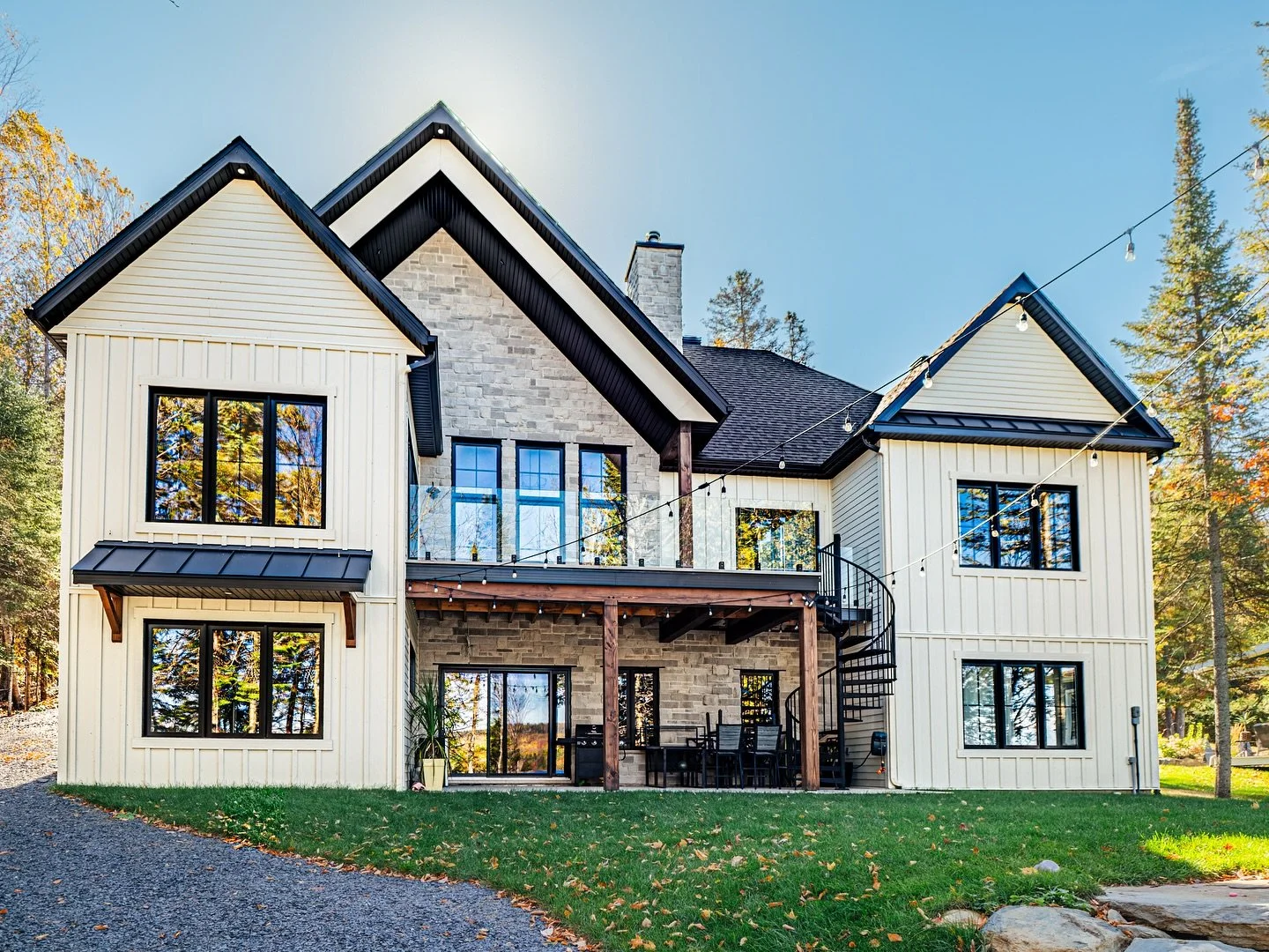 On ram&egrave;ne un peu de ciel bleu dans ces journ&eacute;es d&rsquo;automne enneig&eacute;es! ☀️
S&eacute;ance photo de belles r&eacute;alisations sign&eacute;es Constructions Olivier Buteau.