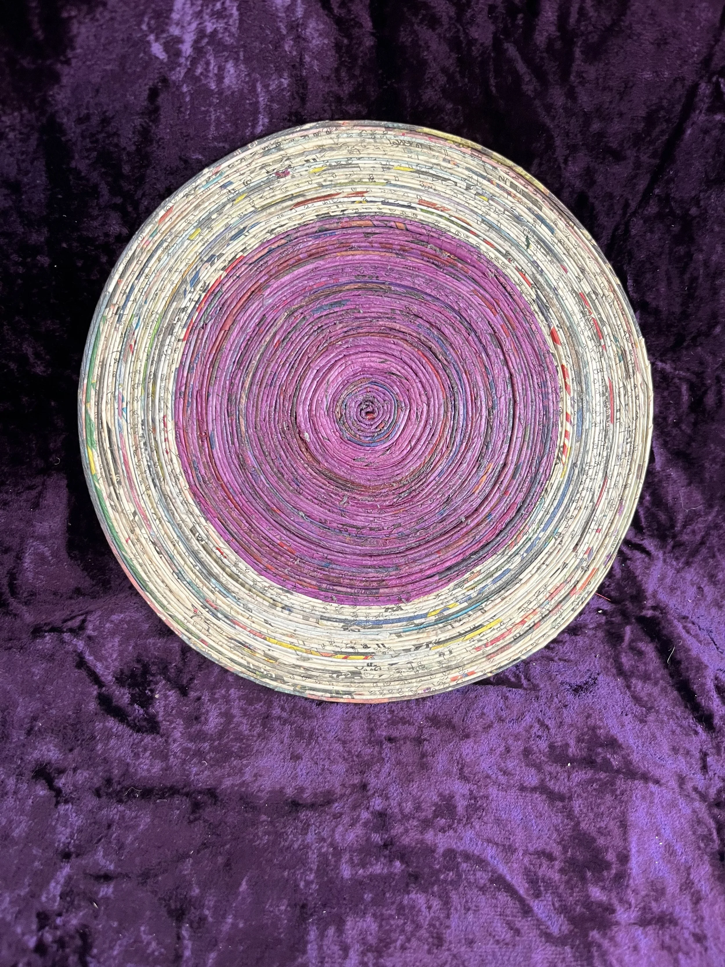 Newspaper Table Mat, round, 8'', purple, white.jpg