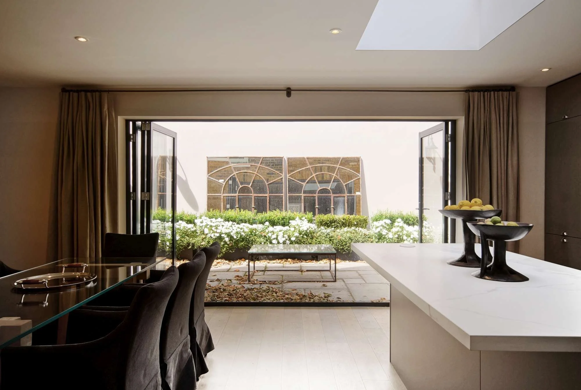 30–34 — kitchen opening to the garden through folding doors