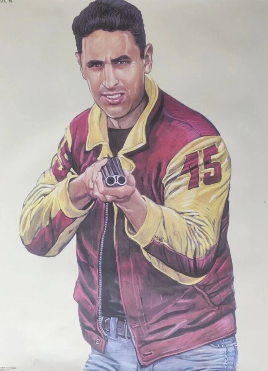 Poster originale di un bersaglio d'addestramento PJL 15 illustrato da Malik. Uomo con giacca varsity bordeaux e fucile puntato, stile urban e pop-noir.