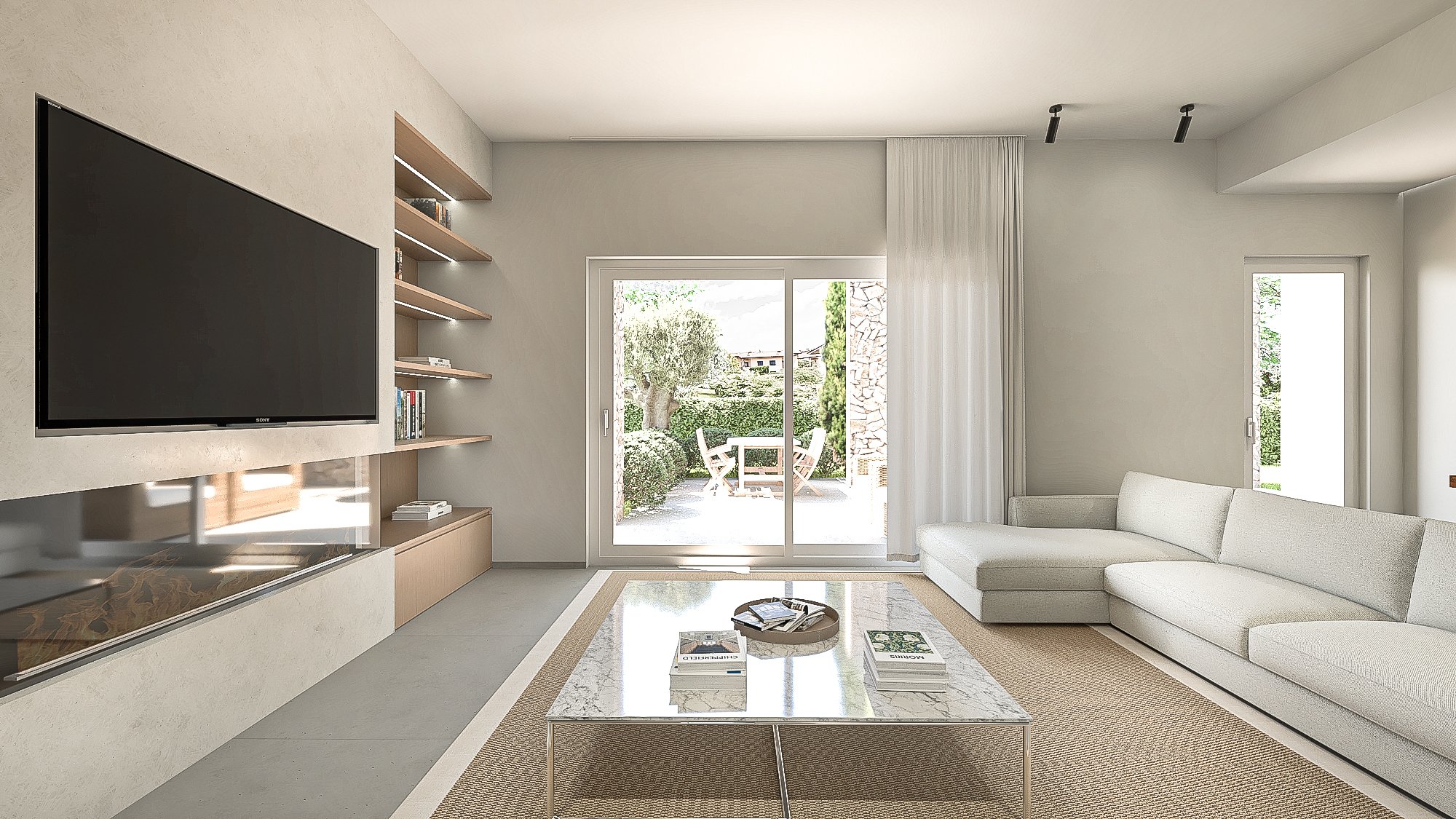 Soggiorno minimalista con divano bianco, tavolino di marmo, libri e televisore su parete beige, porta scorrevole verso un giardino con tavolo e sedie.