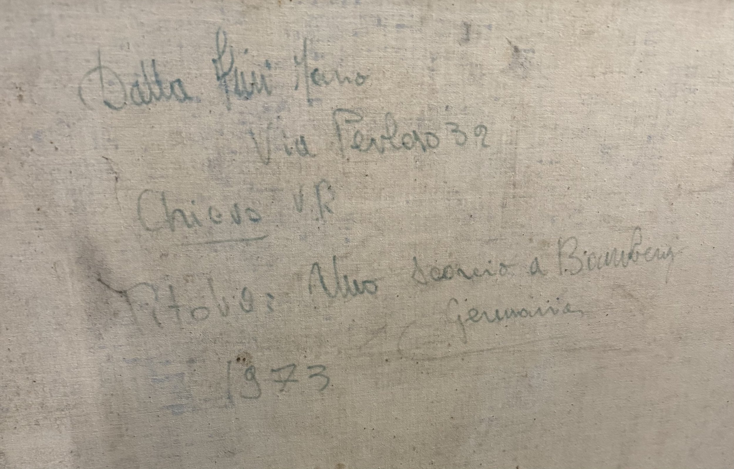 Retro della tela del dipinto di Mario Dalla Fini con iscrizioni manoscritte originali: firma, indirizzo di Verona, titolo "Uno scorcio a Bamberga, Germania" e data 1973.