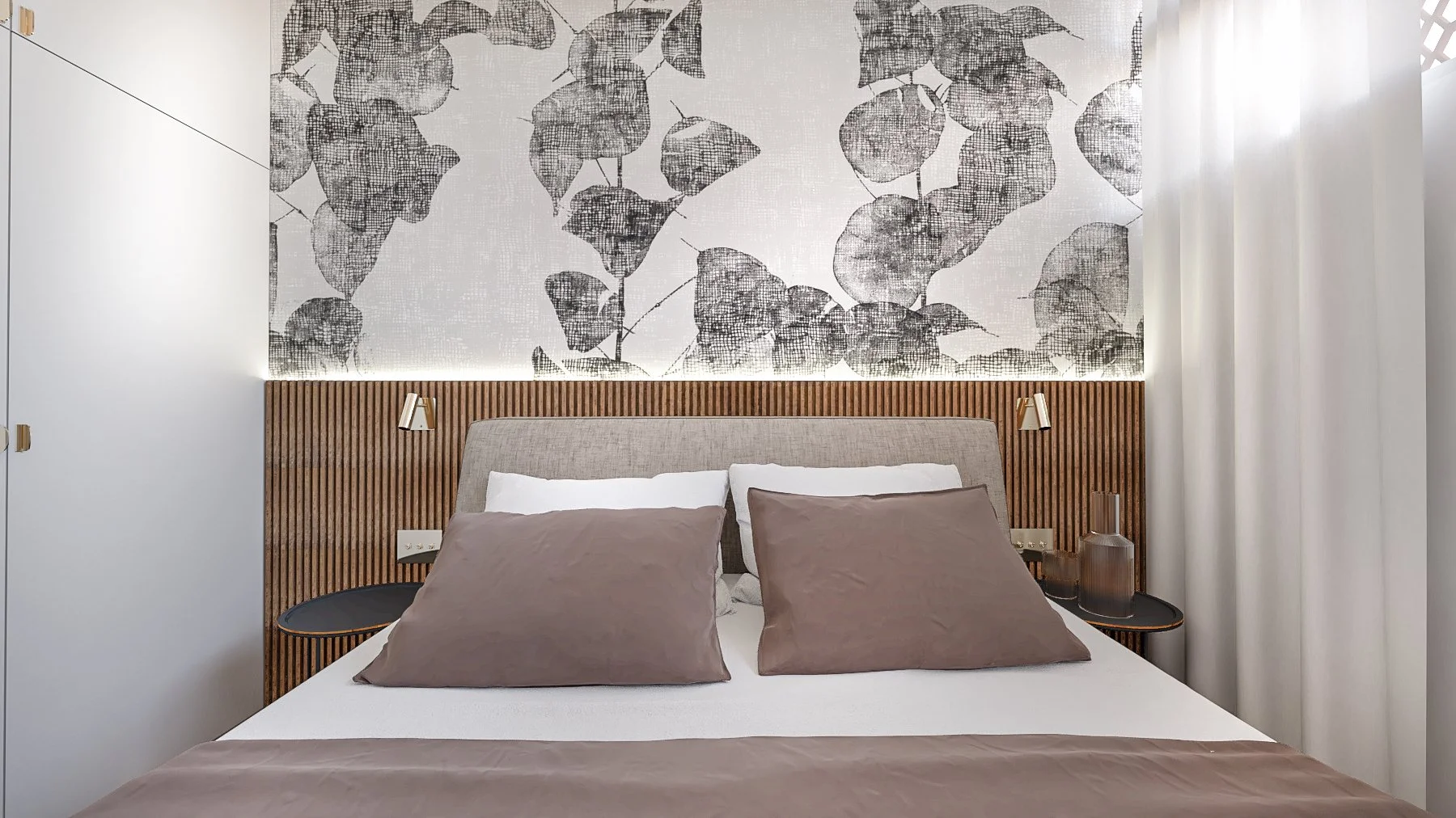 Letto matrimoniale con coperte marroni, cuscini beige e bianchi, dietro una testiera di legno con interruttori e applique per la lettura ai lati, con sfondo una grande parete decorata con foglie stilizzate in bianco e nero.