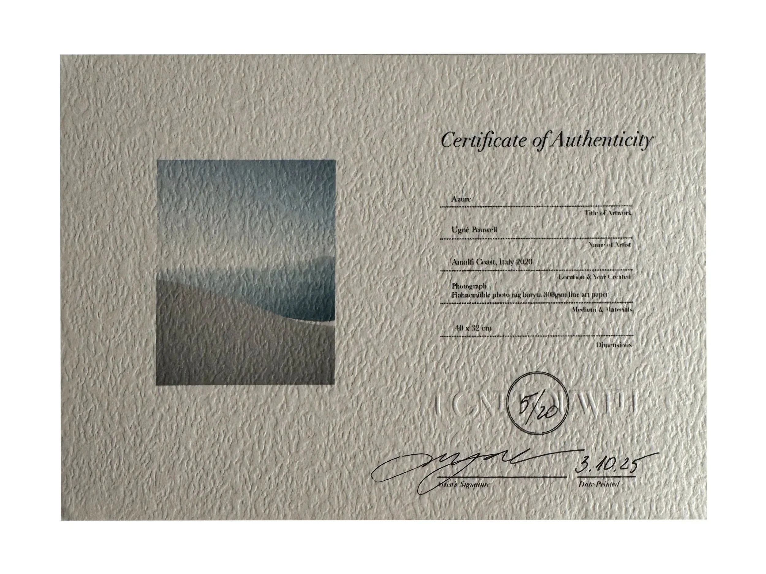 Certificato di autenticità Fotografia fine art "Azure" di Ugne Powell. Panorama della Costiera Amalfitana con cielo e mare che si fondono, stampa Hahnemühle