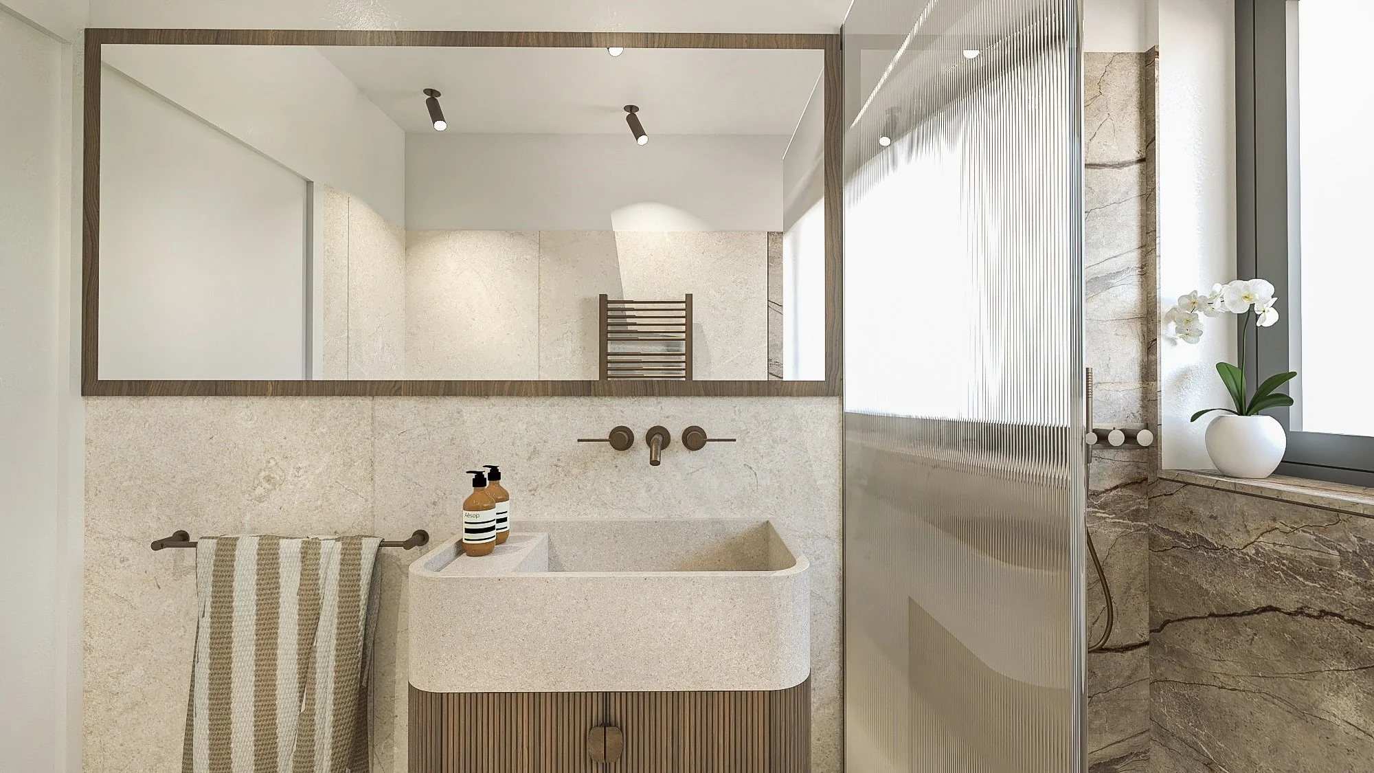 Bagno moderno con lavabo in pietra, grande specchio, pareti in pietra e una pianta di orchidea bianca sulla finestra.