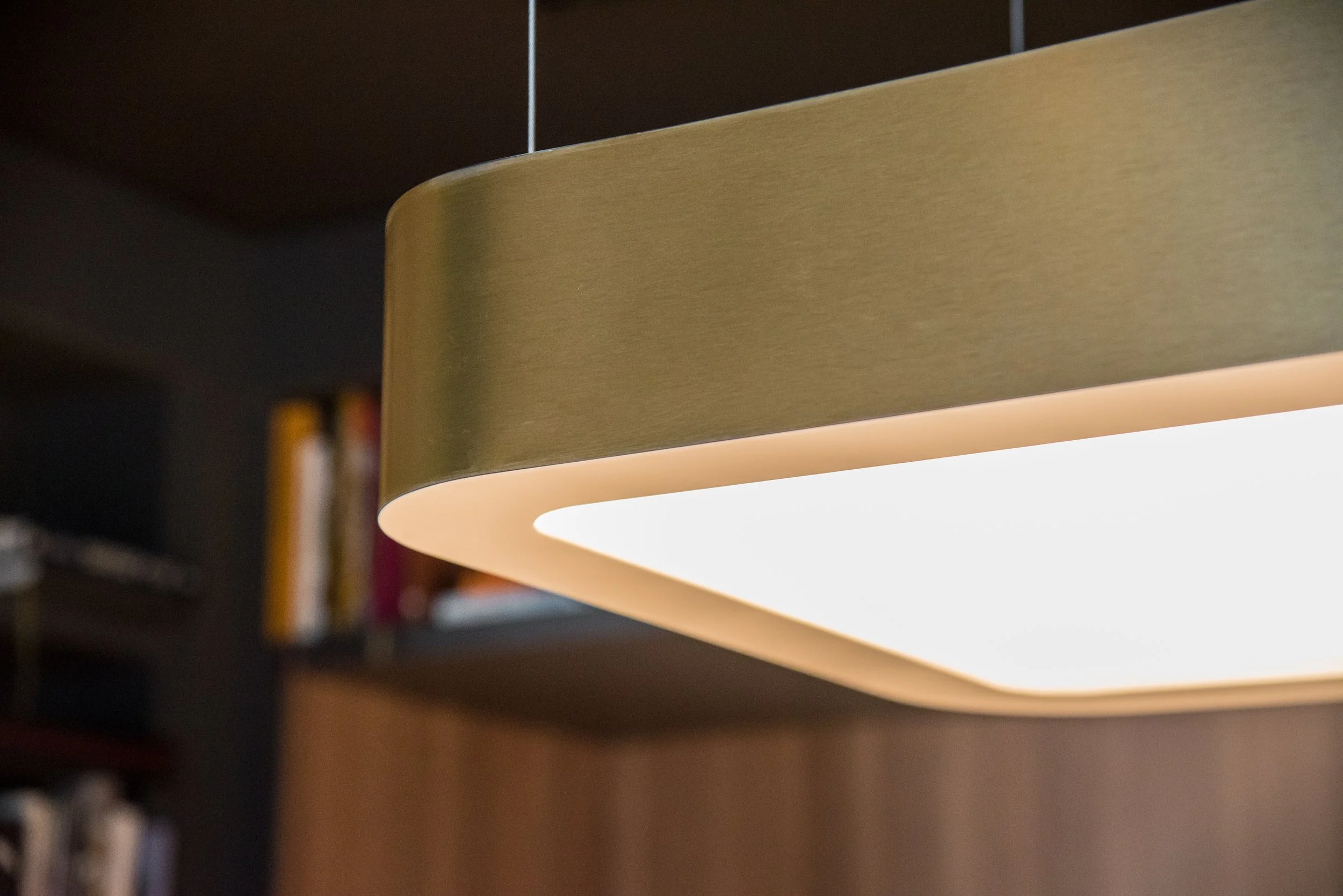 Lampada da soffitto moderna con diffusore bianco caldo e corpo di colore oro