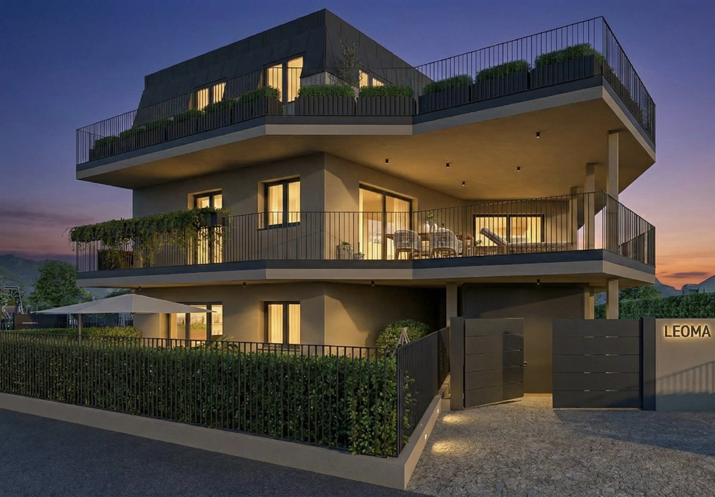 Edificio moderno a tre piani con ampie terrazze, ringhiere nere e piante, illuminato al tramonto, con un cancello blu scuro e il nome 'LEOMA' sul muro esterno.