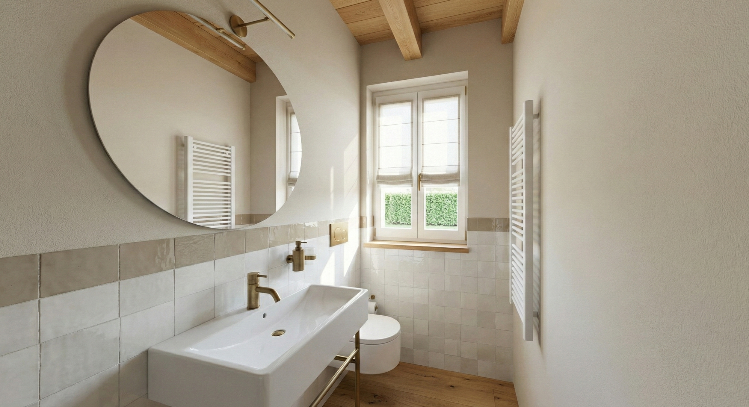 Bagno con lavabo bianco, grande specchio rotondo, finestra con vista su erba verde, pareti chiare, pavimento in legno, riscaldamento a radiatore bianco.