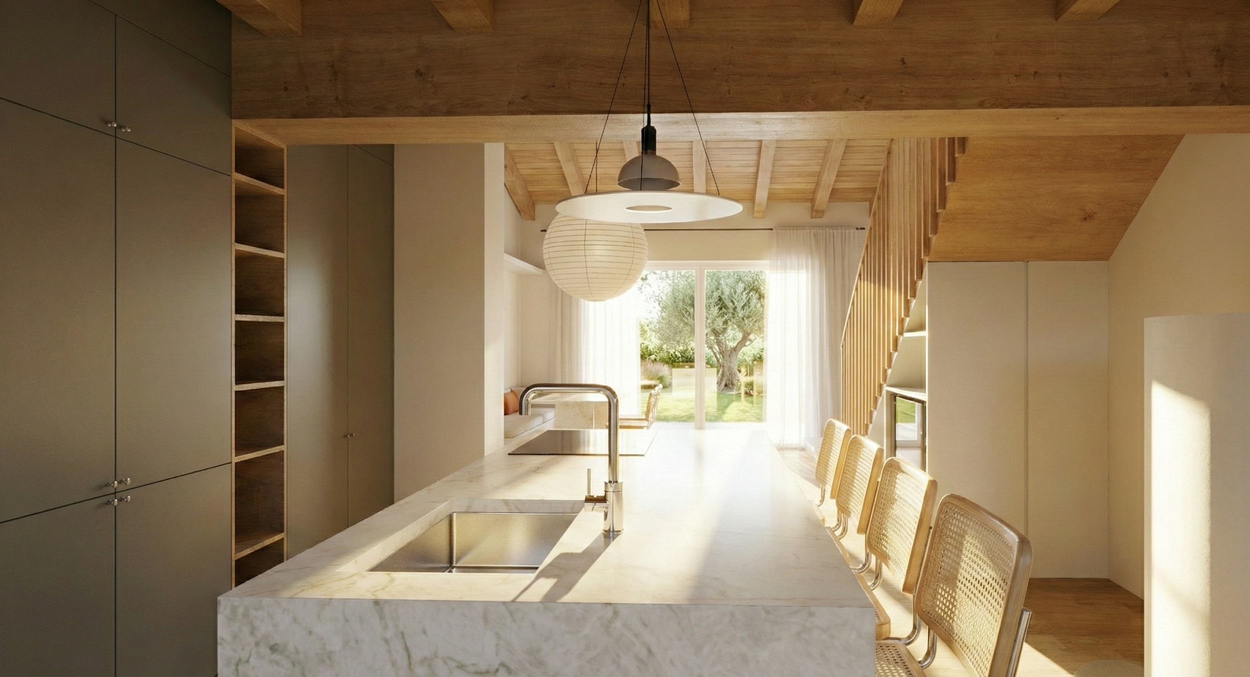 Interno di una cucina con isola in marmo, sedie di vimini lungo il bancone, grande finestra con vista sul giardino, soffitto in legno con lampada e decorazioni minimaliste.
