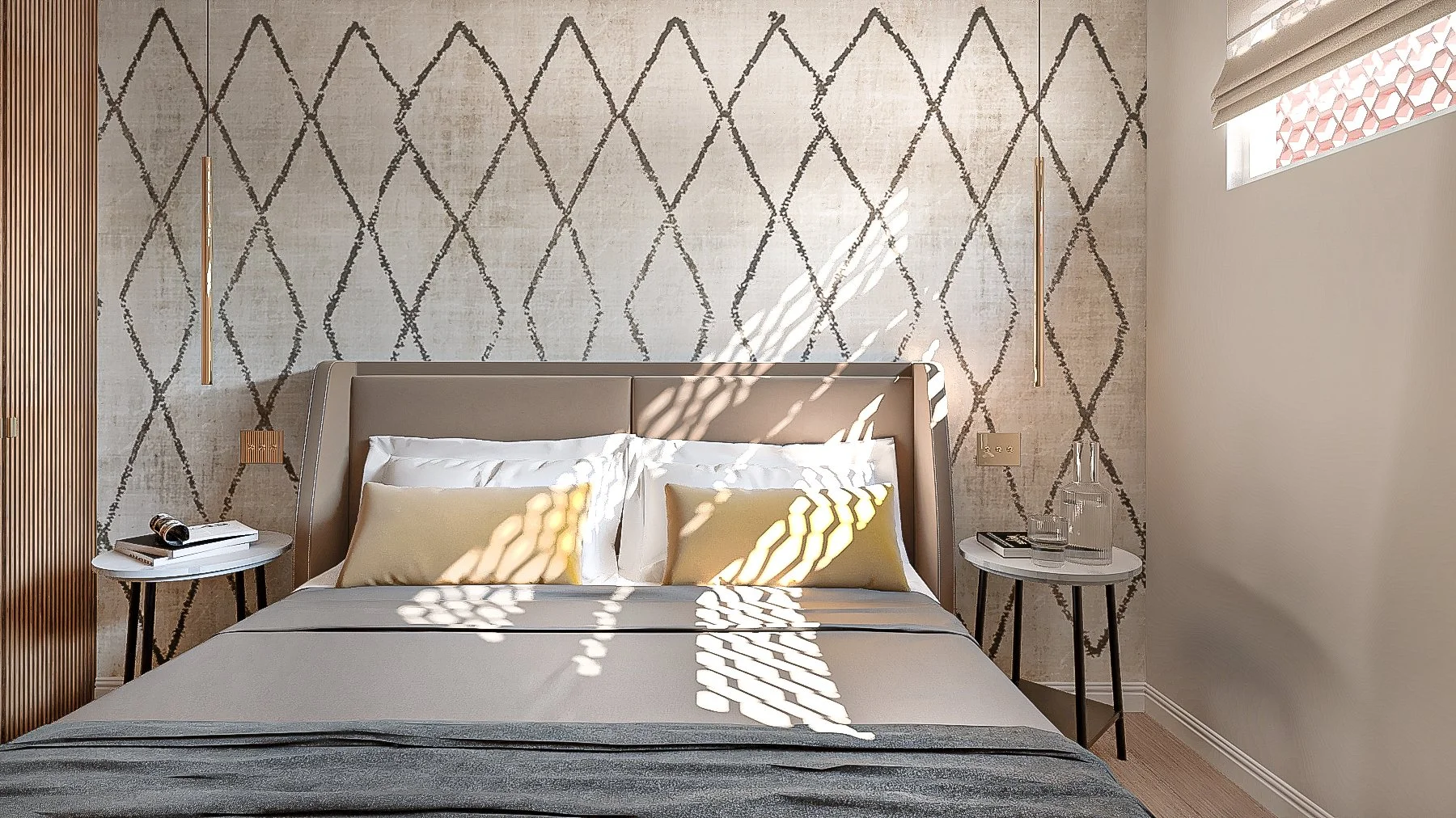 Letto matrimoniale con cuscini color crema e copriletto grigio, due comodini tondi bianchi con libri e oggetti decorativi, parete decorativa con motivo geometrico, luce naturale che crea ombre sul letto, finestra con tende beige.