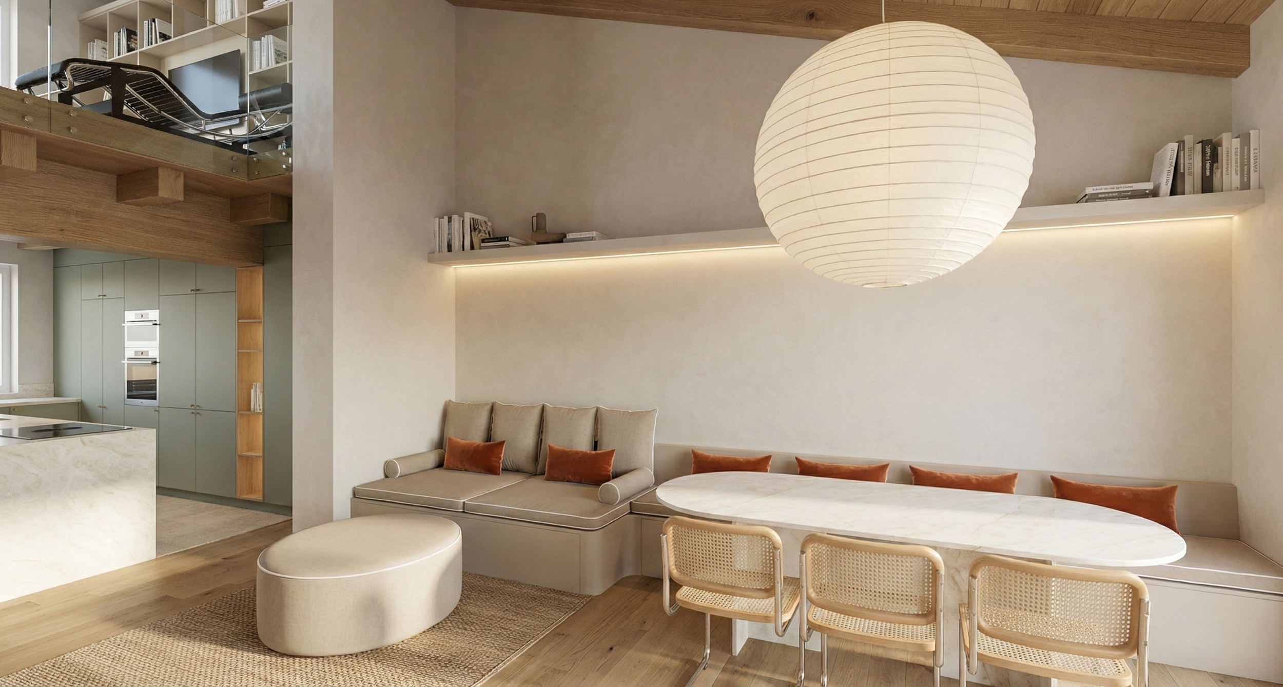 Soggiorno elegante con divano beige, sedie di legno, lampada rotonda di carta e scaffali con libri