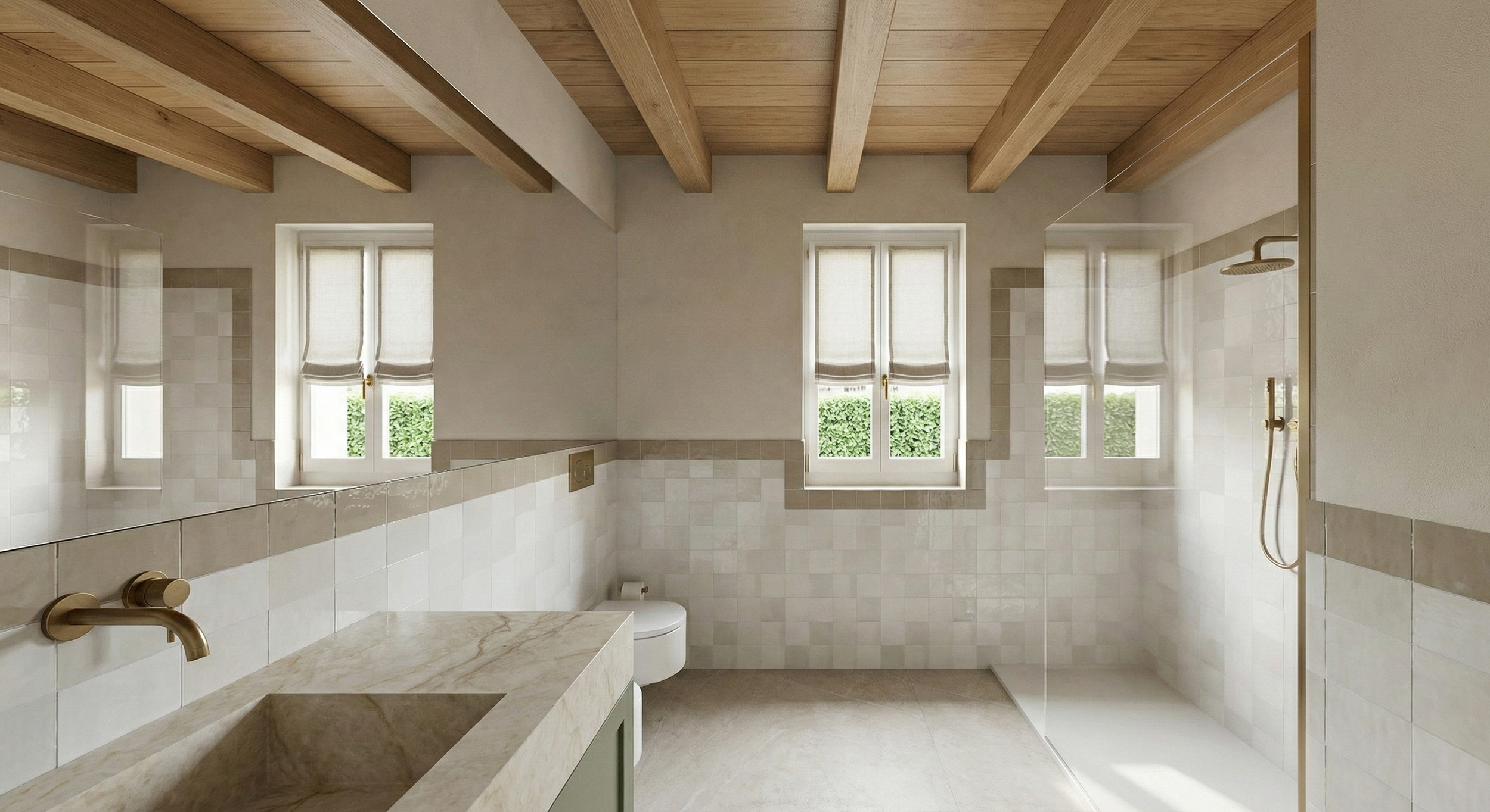 Bagno con pareti rivestite con piastrelle beige e cielo visti dalle finestre con tende bianche, soffitto con travi di legno, lavabo con piano in marmo e rubinetto in ottone, doccia con pareti di vetro e soffione in ottone.