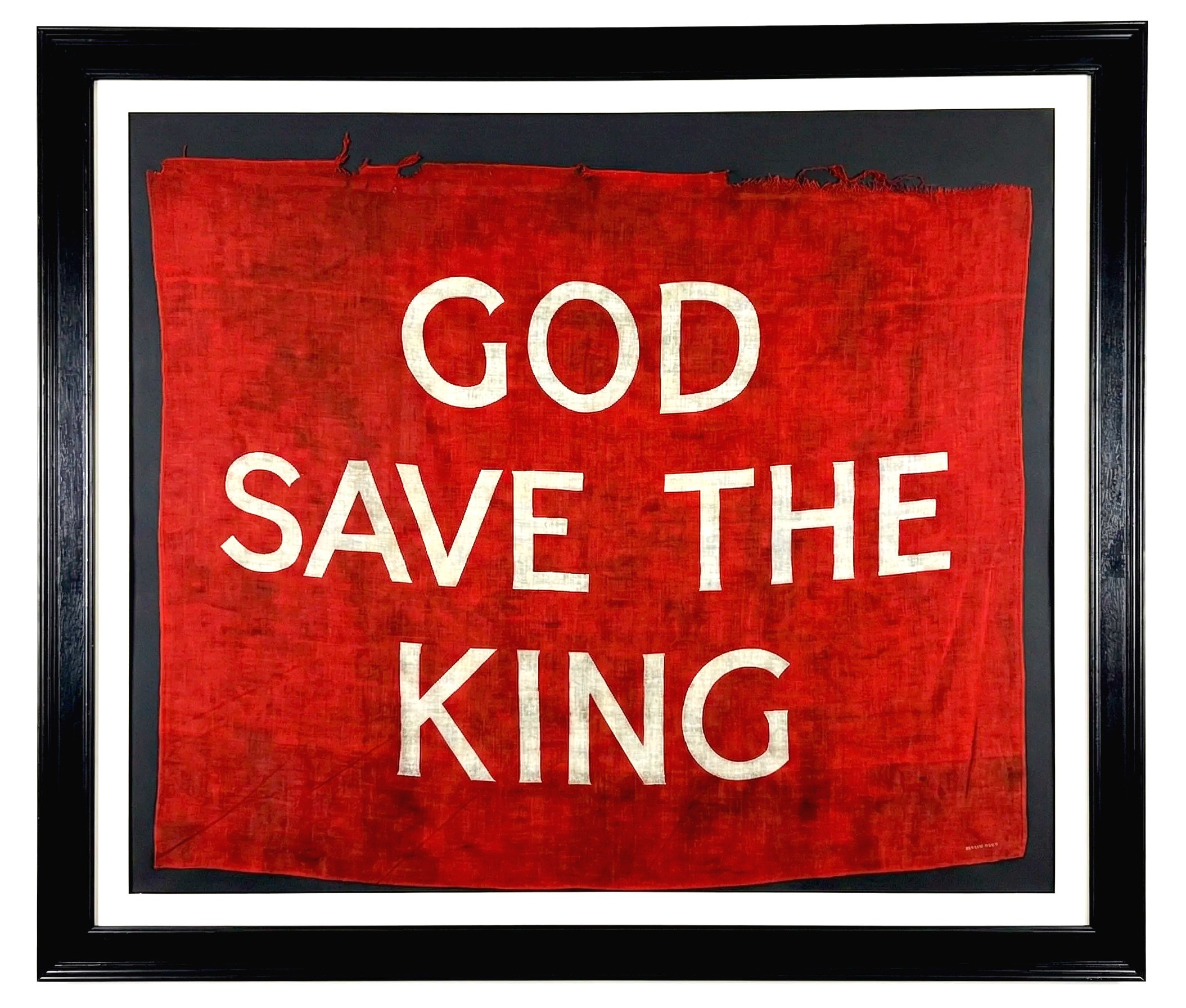 Drappo originale del 1937 per la coronazione di Re Giorgio VI con scritta God Save The King. Cornice nera di pregio con doppio passepartout bianco e nero.