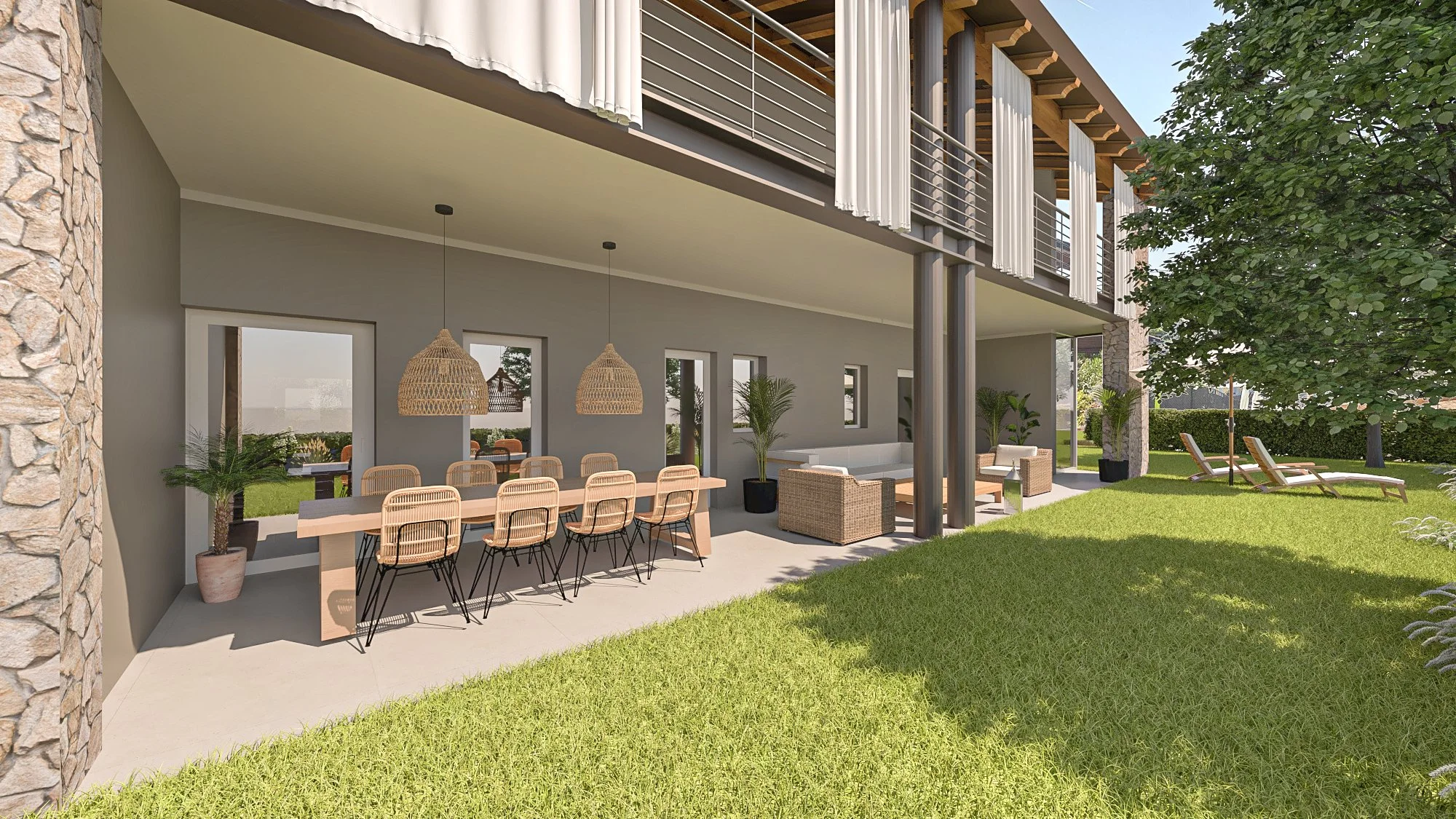 Vista dell'area all'aperto di una casa moderna con un ampio patio, tavolo da pranzo con sedie di vimini, divani e poltrone in vimini, piante decorative, sdraio e grandi alberi nel giardino.