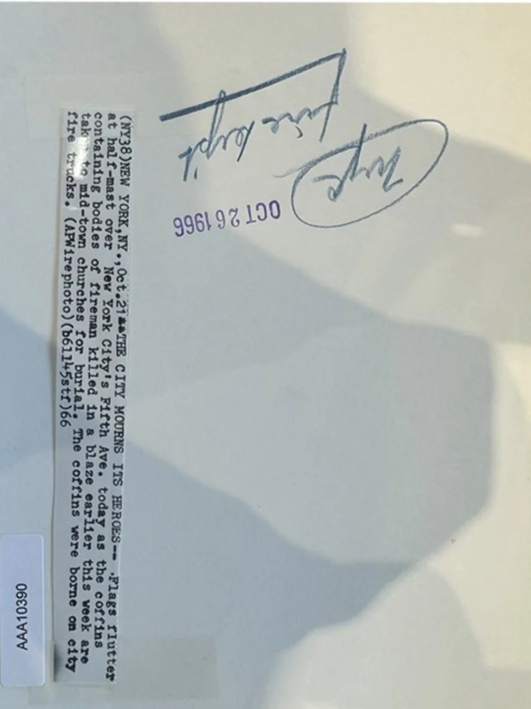 Dettaglio del retro della press photo del 1966 con comunicato stampa originale dell'Associated Press e timbro datario OCT 26 1966