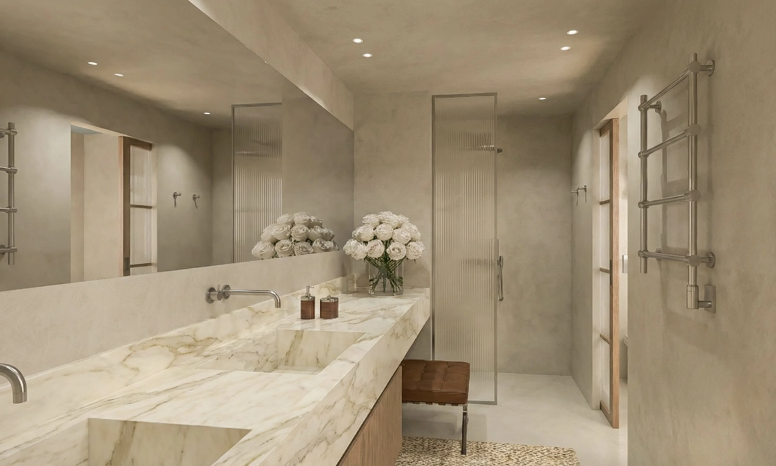Bagno elegante con lavandino in marmo, grande specchio con fiori bianchi, sedile in pelle e accappatoi appesi alle pareti di colore chiaro.