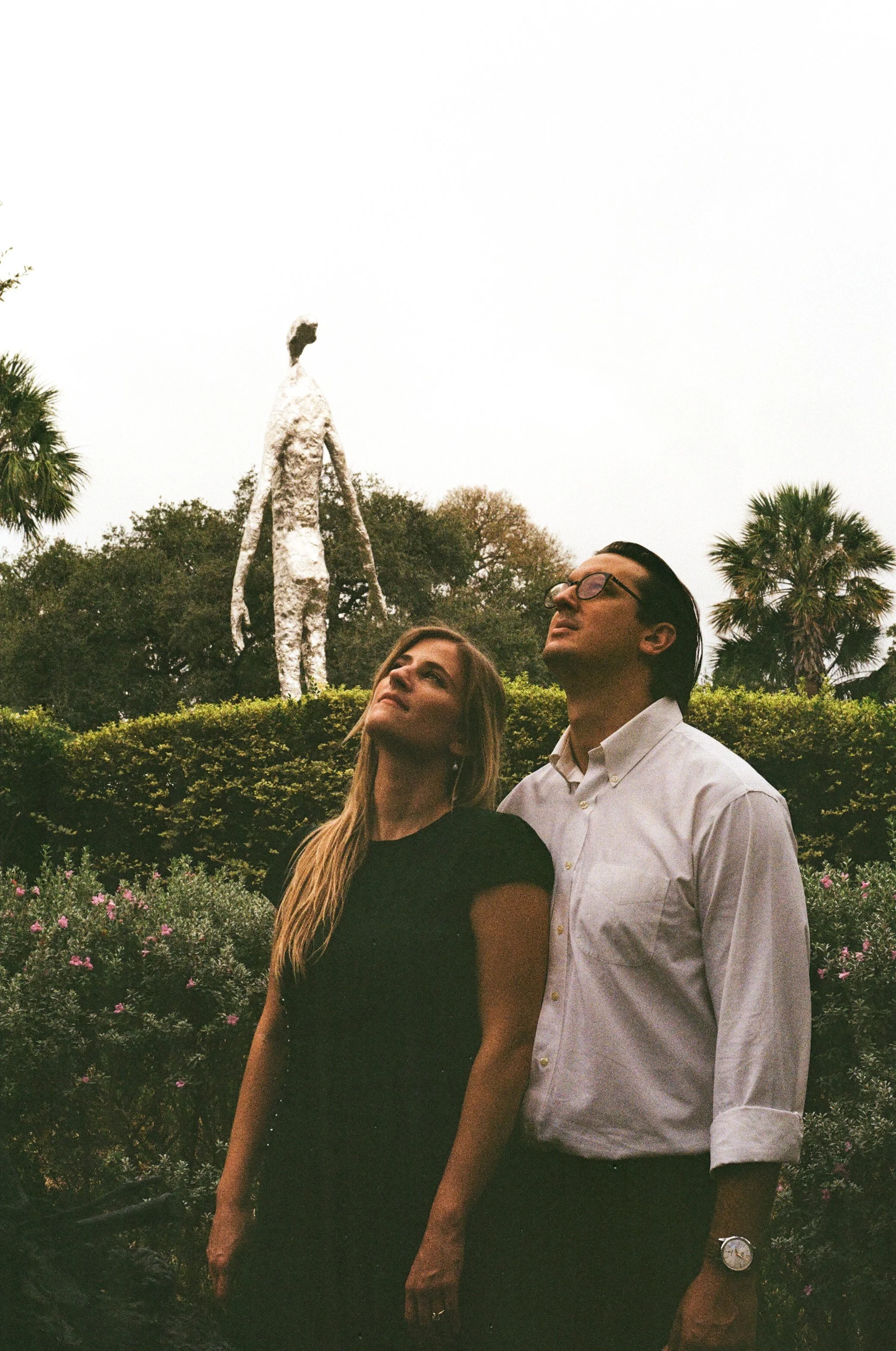 couple at Laguna Gloria looking up at sculpture