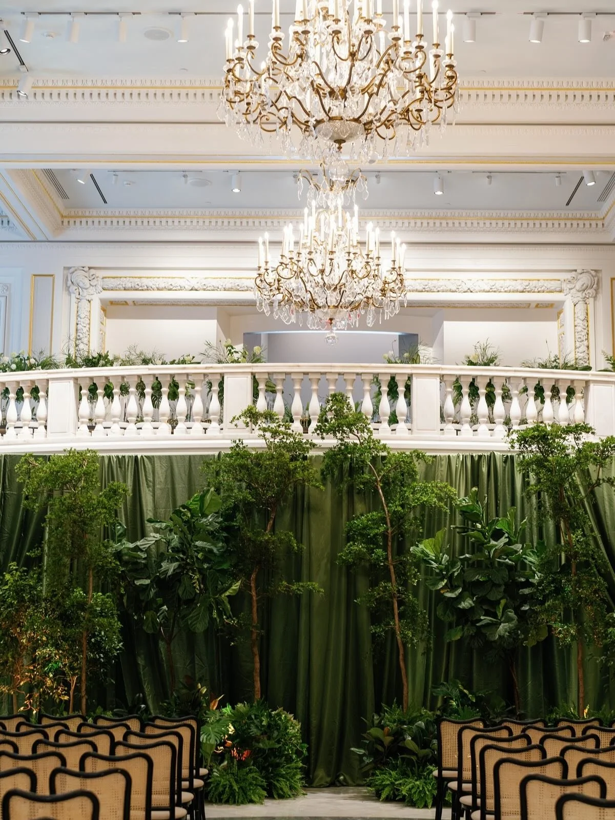 We love a bold palette, but designing with neutrals and greenery pushes us in a different way.

This one was all about texture and shape. How florals layer, how branches bend, how everything fits together without needing color to carry it.

Because q