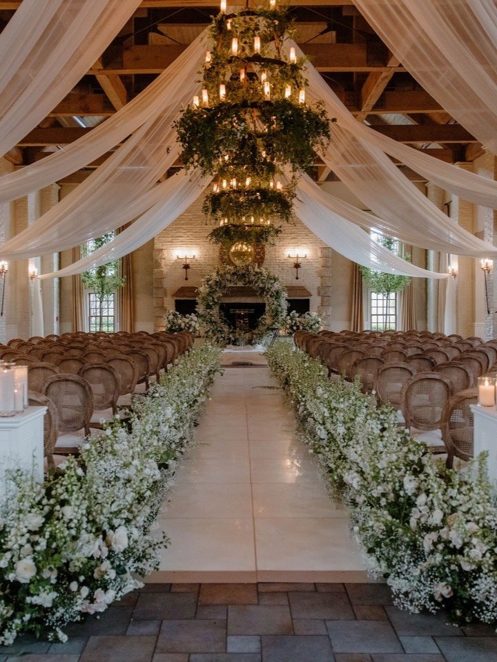 Some palettes just stay with you... And this was one of them.

From the lush greens to the delicate whites, this wedding struck that quiet balance we always aim for, soft, sculptural, and deeply personal.

As seen on: @people
Florists: @sophiefelts
P